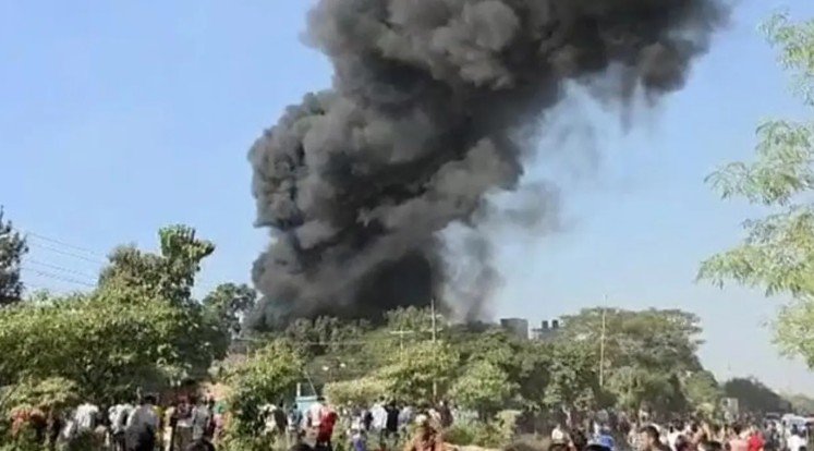 Massive Fire at Gazipur Factory, 9 Units Controlling Blaze A fire broke out at the Standard Phoenix Coil Factory in Bagherbazar, Gazipur. The incident occurred on Wednesday (19 November) around 1:00 PM at the factory in the Sadar area. Nine units of the Fire Service are working to bring the fire under control.