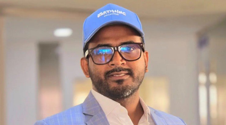 ‘I Was Detained on an Adviser’s Instructions’ — Journalist Sohel Mizanur Rahman Sohel, Online Head of Dainik Bhorer Kagoj and Secretary of the Online Editors’ Alliance, has alleged that he was detained on the instructions of a government adviser. In a post from his verified Facebook account on Wednesday (19 November), Sohel said he was kept in DB custody for nearly 10 hours without any charges. He wrote that around midnight on Tuesday, 5–6 DB officers forcibly picked him up from his home, saying the DB chief wanted to speak with him. At the DB office, his name was entered as an accused, and he was kept in a cell with other detainees—yet no one could explain why he had been arrested. Sohel claimed that a government adviser ordered his detention to help only nine mobile phone traders establish a monopoly in the market. He added that Abu Saeed Piyas, Secretary of the Online Editors’ Alliance, was also detained and remains in DB custody. A press conference by Business Community Bangladesh (MBCB) on the National Equipment Identity Register (NEIR) was scheduled to be held on Wednesday at the DRU. Sohel was the media consultant for the event. According to him, the main intention behind his detention was to stop that press conference. In his post, he wrote that NEIR contradicts the country’s free-market policy and the objectives of the Competition Commission. He alleged that a deep conspiracy is underway to destroy the livelihoods of 25,000 mobile phone traders across the country for the benefit of only nine businessmen. This, he warned, would severely affect general people, especially rural consumers and expatriates. He also claimed that one of these nine businessmen is a school friend of the adviser involved. Sohel questioned, “Why does the government fear when someone speaks against a business syndicate? Did they really need to pick me up in the middle of the night just to stop a press conference?” He added that he believes he was released quickly because many colleagues, well-wishers, and friends raised their voices on social media and in the news after learning about his detention. Notably, Sohel was picked up from the New Badda area of the capital on Tuesday night.