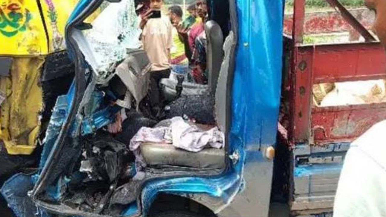 বগুড়ায় দুই ট্রাকের মুখোমুখি সংঘর্ষে চালক-হেলপারসহ নিহত ৪