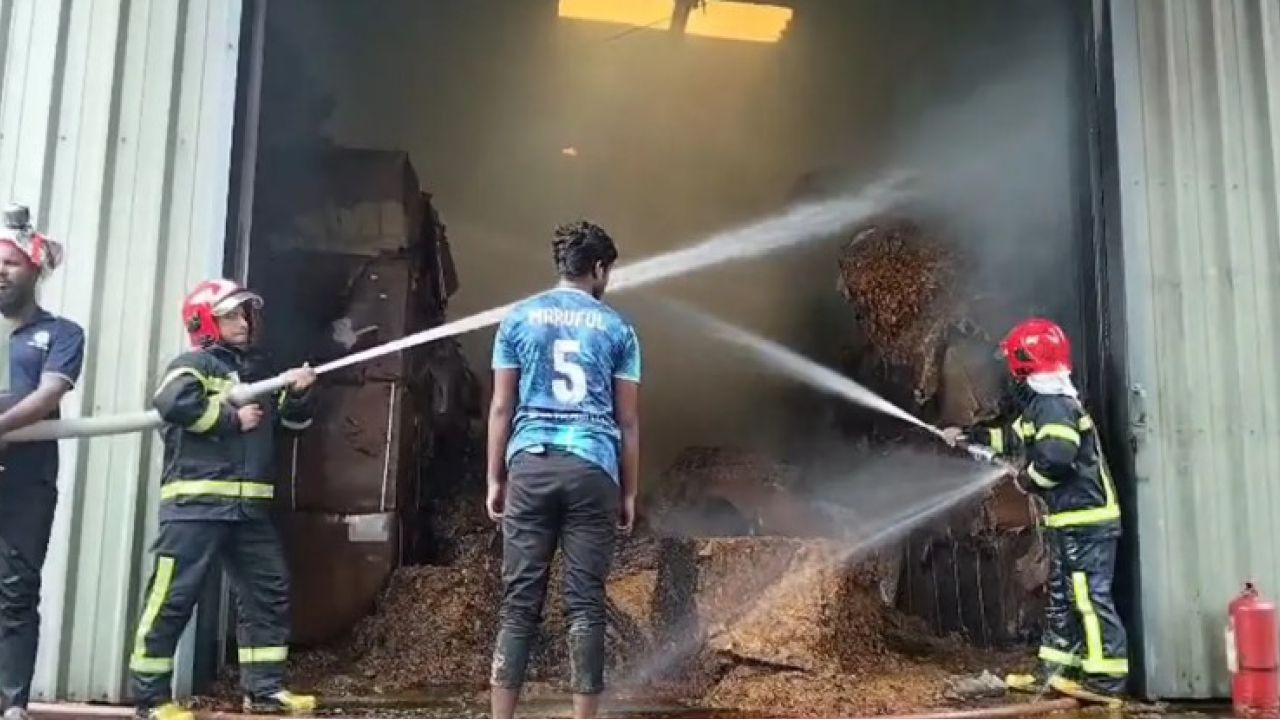 আশুলিয়ায় বিএটির দুটি গুদামে ভয়াবহ আগুন, নিয়ন্ত্রণে ৭ ইউনিট