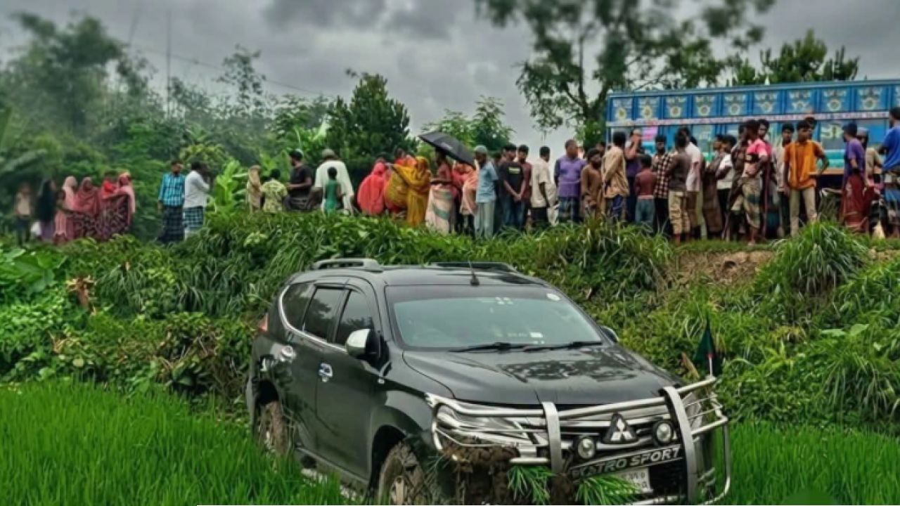 পথচারীকে বাঁচাতে গিয়ে ফসলের মাঠে প্রতিমন্ত্রীর গাড়ি, পরে আহত নারীর মৃত্যু