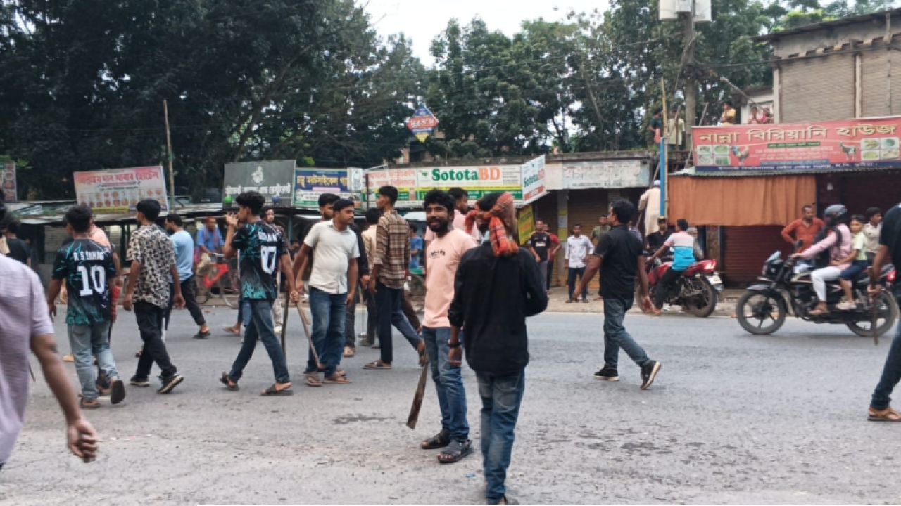 ইবিতে শিবির নেতাকে মারধরের অভিযোগ ছাত্রদল নেতার বিরুদ্ধে, পরে অস্ত্রের মহড়া