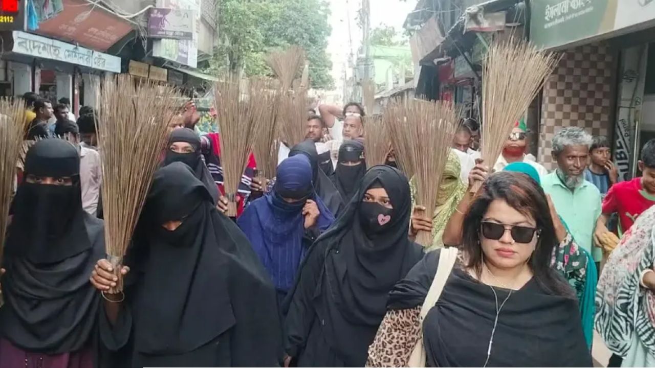 ব্রাহ্মণবাড়িয়ায় রুমিন ফারহানাকে অবাঞ্ছিত ঘোষণা, বিএনপির ঝাড়ু মিছিল