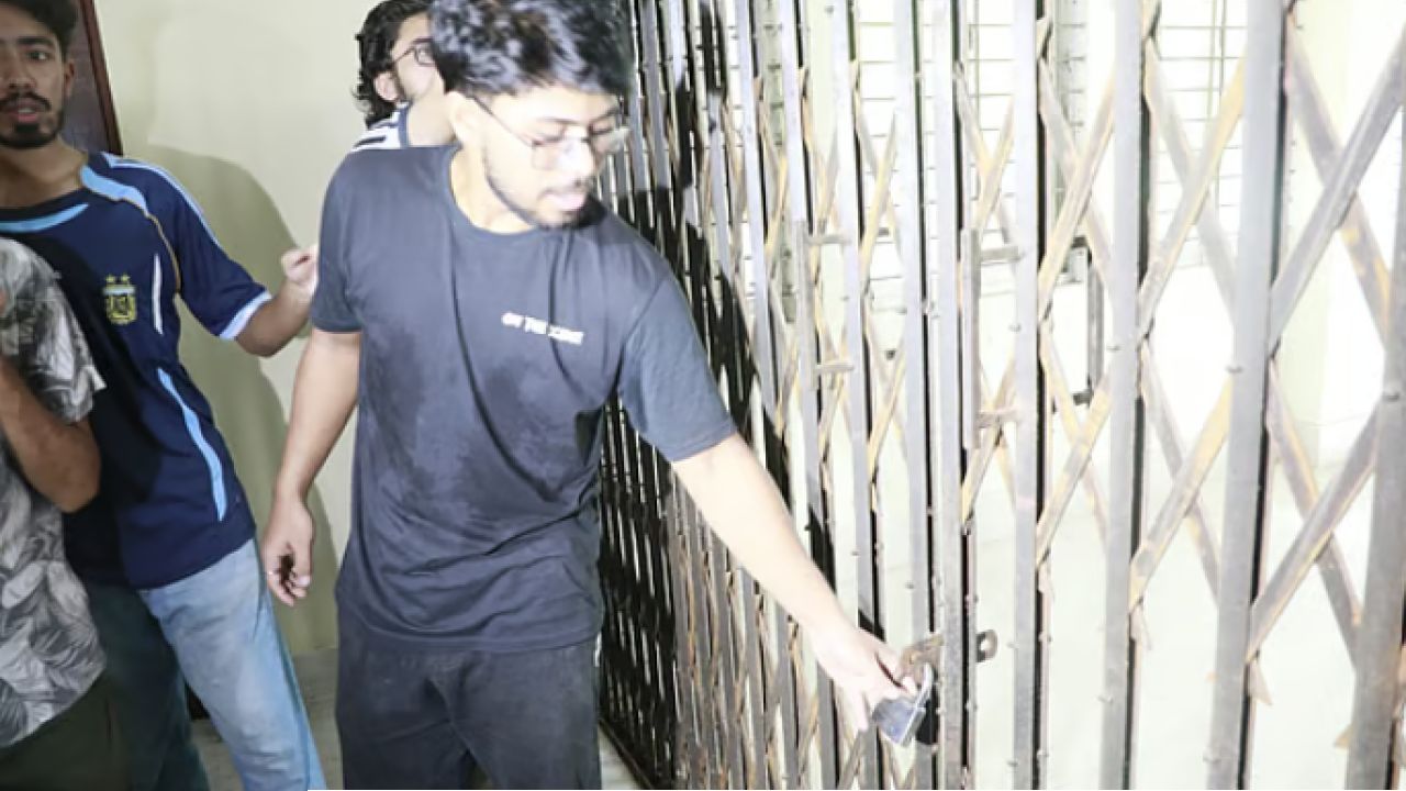 চুয়েটে নতুন উপাচার্যের বিরুদ্ধে বিক্ষোভ, ভবনে তালা দিয়ে অবরুদ্ধ করলেন শিক্ষার্থীরা