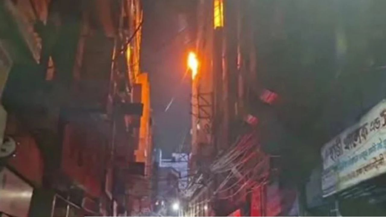 পুরান ঢাকার মুনসুর খান প্লাজায় আগুন