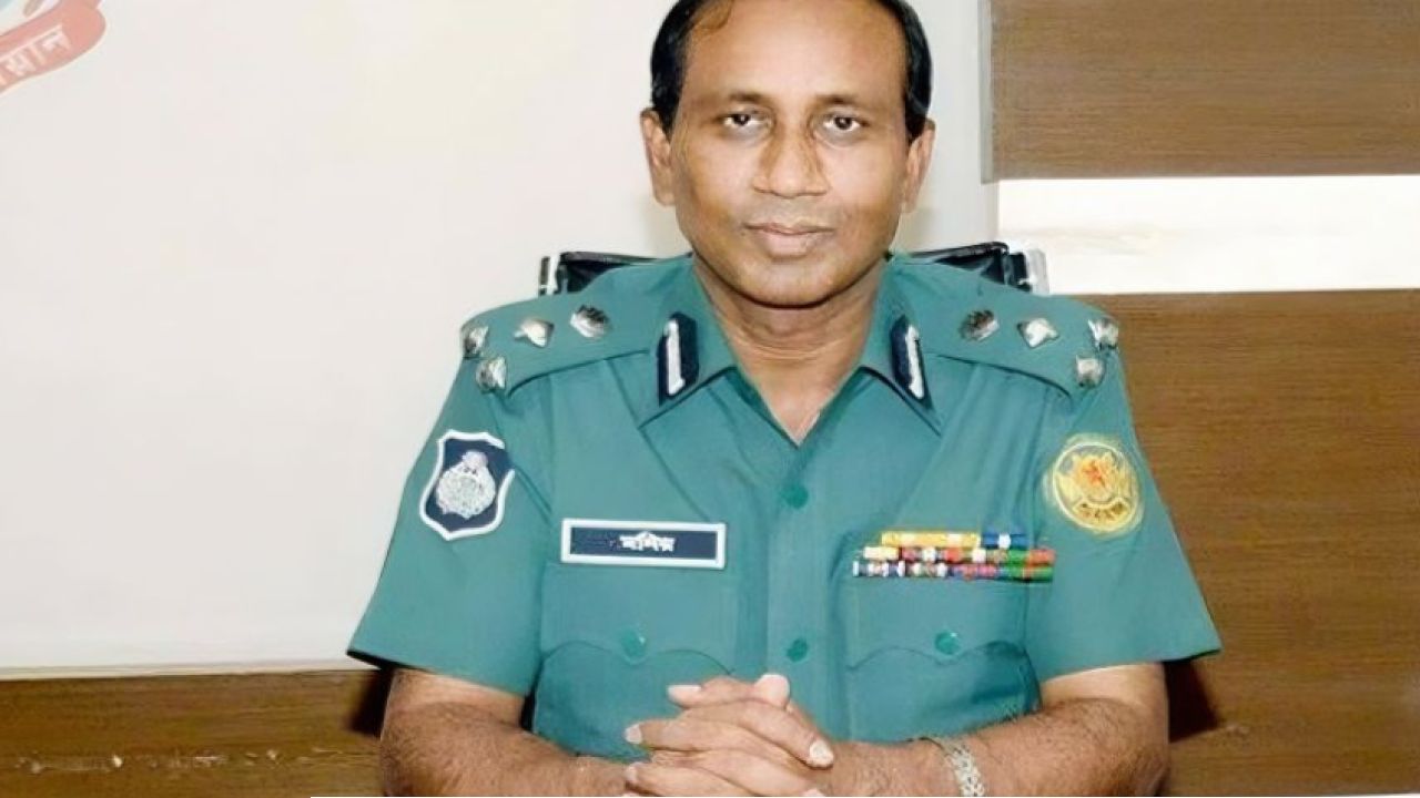 সাবেক এসবি প্রধান মনিরুল ও পরিবারের ৮৩ ব্যাংক হিসাব অবরুদ্ধ