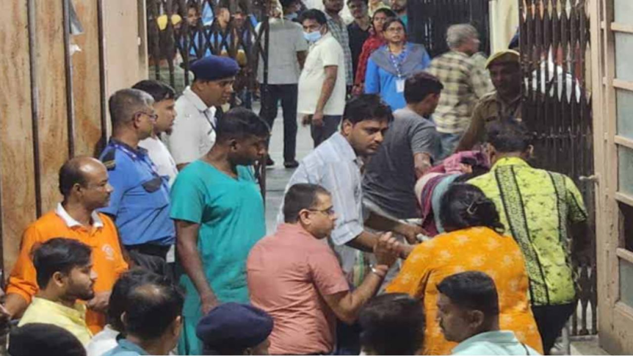  কলকাতায় দুর্গাপূজার মণ্ডপে পদদলিত হয়ে ১৯ জনের মৃত্যু, আহত ২৫