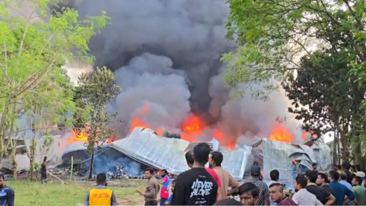 গাজীপুরে পোশাক কারখানার গুদামে আগুন