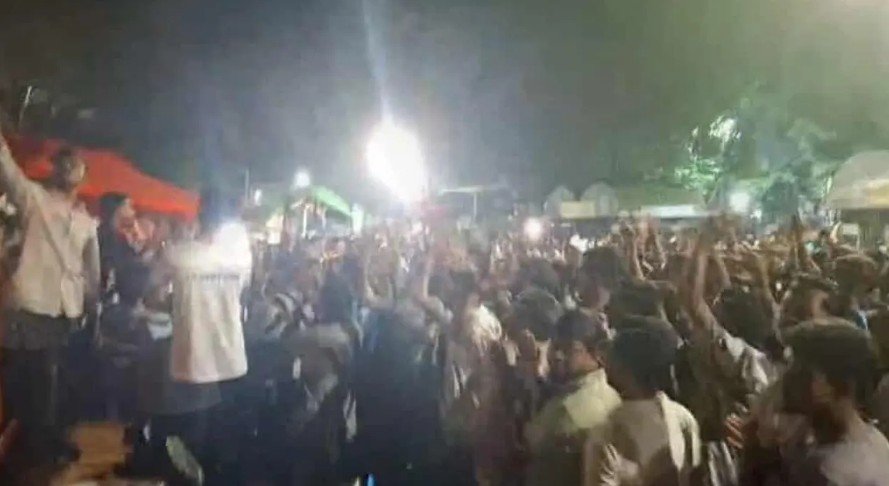 চাকসু নির্বাচনে কারচুপির অভিযোগে শাহবাগে ছাত্রদলের বিক্ষোভ অবস্থান