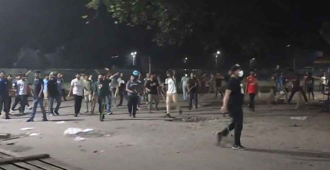 মধ্যরাতে ঢাবি ও ঢাকা কলেজ শিক্ষার্থীদের সংঘর্ষে উত্তেজনা,