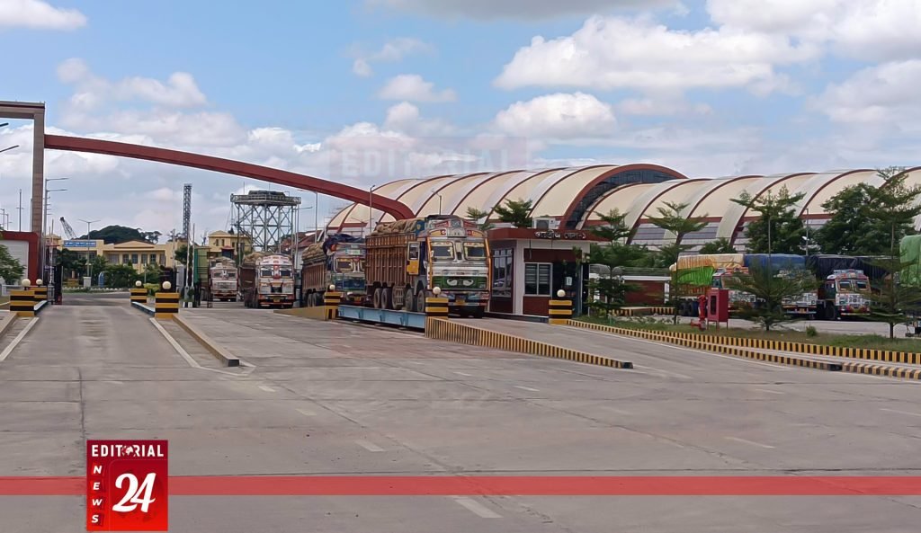 কালীপূজা-দীপাবলি: বেনাপোল বন্দরে বন্ধ আমদানি-রফতানি, যাত্রী চলাচল স্বাভাবিক l Editorial News 24