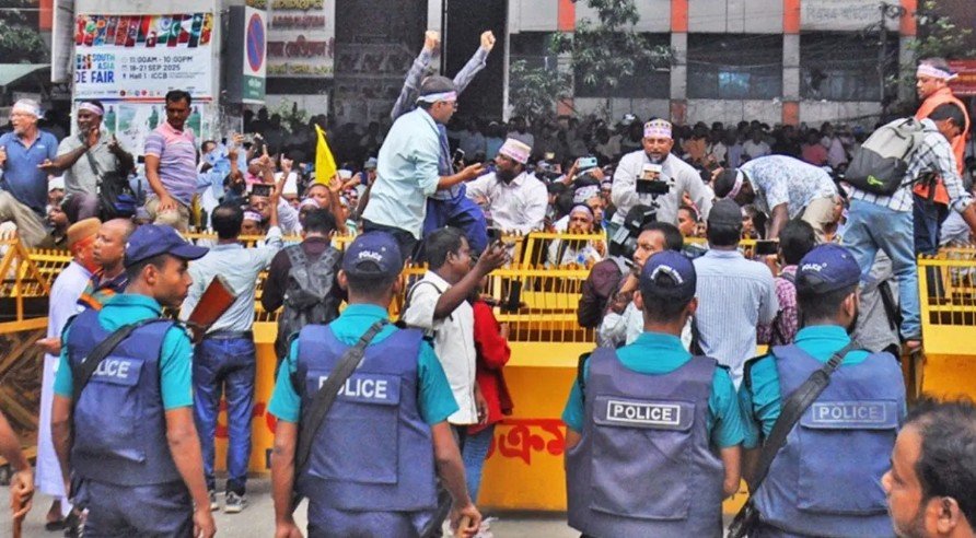পুলিশ সরিয়ে দেয় এমপিওভুক্ত শিক্ষকদের অবস্থান