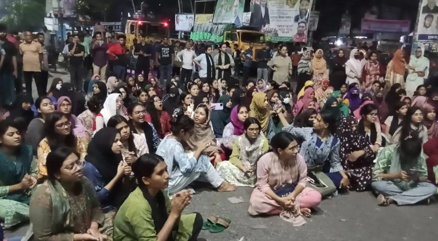 জগন্নাথ বিশ্ববিদ্যালয়ের শিক্ষার্থীরা তাঁতিবাজারে অবরোধ, জুবায়েদ হত্যার বিচার দাবি