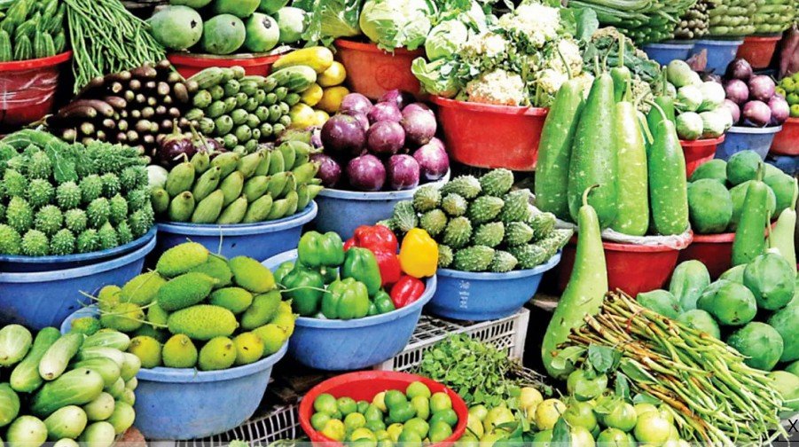 রাজধানীর বাজারে উঠছে শীতের সবজি, বাড়তি দামে বিক্রি চলছে