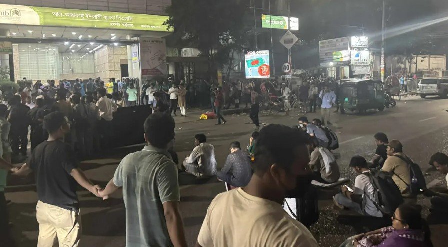 বাংলামোটরে ৪৩তম বিসিএস নন-ক্যাডার চাকরিপ্রত্যাশীদের সড়ক অবরোধ