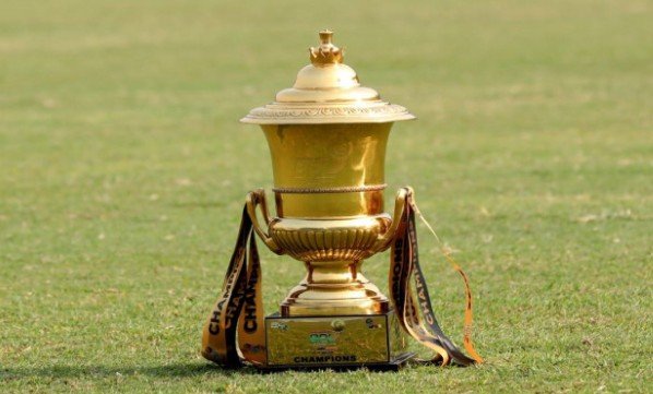 বিপিএল নিলামে অংশ নিচ্ছেন যেসব বিদেশি ক্রিকেটার কয়েক দফা পেছানোর পর অবশেষে আগামী ৩০ নভেম্বর রাজধানীর একটি পাঁচ তারকা হোটেলে অনুষ্ঠিত হতে যাচ্ছে বাংলাদেশ প্রিমিয়ার লিগ (বিপিএল)-এর নিলাম। কয়েক মৌসুম পর ফের আয়োজিত এই নিলামে অংশ নিতে প্রথমে নিবন্ধন করেছিলেন ৫০০-এর বেশি বিদেশি ক্রিকেটার; যাচাই-বাছাই শেষে চূড়ান্তভাবে ২৫০ জনকে অন্তর্ভুক্ত করা হয়েছে বিপিএল গভর্নিং কাউন্সিলের পক্ষ থেকে। নিলামে সবচেয়ে বেশি ক্রিকেটার এসেছে শ্রীলঙ্কা থেকে — ৫০ জন। পাকিস্তান থেকে অংশ নিচ্ছেন ৪৫ জন। ভারতের পক্ষ থেকে মাত্র ৩ জন ক্রিকেটার নাম রেখেছেন, আর আয়ারল্যান্ডের রয়েছে ৬ জন। আফগানিস্তানের ক্রিকেটারের সংখ্যা ১৮, এবং যুক্তরাজ্য থেকে সর্বোচ্চ ৫৪ জন নিবন্ধন করেছেন। নিলামে অংশ নেওয়া বিদেশি ক্রিকেটারদের সুবিধার্থে, একই সময়ে ইন্টারন্যাশনাল লিগ টি-টোয়েন্টি ও এসএ টোয়েন্টি টুর্নামেন্ট থাকায় ফ্র্যাঞ্চাইজিগুলো কয়েক ম্যাচের জন্য তাদের দলকে শক্তিশালী করতে পারবে। বিপিএল নিলামে ২৫০ জন বিদেশিকে পাঁচটি ক্যাটাগরিতে ভাগ করা হয়েছে। ক্যাটাগরি এ: ভিত্তিমূল্য ৩৫,০০০ ডলার ক্যাটাগরি বি: ২৬,০০০ ডলার ক্যাটাগরি সি: ২০,০০০ ডলার ক্যাটাগরি ডি: ১৫,০০০ ডলার ক্যাটাগরি ই: ১৫,০০০ ডলার প্রতি ক্যাটাগরিতে নিলামের সময় ডাকার পরিমাণ বাড়বে যথাক্রমে: এ-৫,০০০, বি-৩,০০০, সি-২,০০০, ডি-১,৫০০, ই-১,০০০ ডলার। বিভিন্ন ক্যাটাগরিতে অংশ নেওয়া তারকা ক্রিকেটাররা: ক্যাটাগরি এ: জনসন চার্লস, কেসি কার্টি, কিমো পল, ডমিনিক ড্রেক্স, আব্দুল সামাদ, জামান খান, মোহাম্মদ হাসনাইন, উসামা মির, শোয়েব মালিক, অভিষ্কা ফার্নান্দো, দাসুন শানাকা, অ্যাঞ্জেলো ম্যাথিউস, মাহিশ থিকশানা, দুশমান্থ চামিরা, মাথিশা পথিরানা, চারিথ আসালাঙ্কা, জর্জ ডাকরেল, বাস ডি লিড, ওয়েইন পার্নেল, দীনেশ চান্দিমাল, নিরোশান ডিকওয়েলা, লাহিরু কুমারা। ক্যাটাগরি বি: সন্দীপ লামিচানে, আসিফ আলী, রিচার্ড এনগারাভা, ওশেন থমাস, হ্যারি টেক্টর, আলি খান, হাশমতুল্লাহ শাহিদি, রবি বোপারা, সাউথ শাকিল, ইসুরু উদানা, নাজিবউল্লাহ জাদরান। ক্যাটাগরি সি: আলি রেজা, হায়দার আলী, শন উইলিয়ামস, টেরেন্স হিন্ডস, জেমস ফুলার, লাহিরু মিলান্থা, খুররম শাহজাদ, দিলশান মুনাওয়েরা, অ্যাশেন বান্দারা, জশ লিটল, জুবায়ের হামজা, ডেন প্যাটারসন, রায়ান বার্ল, পল স্টার্লিং, কারিমা গোর। ক্যাটাগরি ডি: মেহরান মুমতাজ, উসমান কাদির, ব্রায়ান বেনেট, দীপেন্দ্র সিং আইরে, শেভন ড্যানিয়েল, বাসিল হামিদ, কলাম পার্কিনসন, সালিম শাফি, ব্র্যাড ইভান্স, মার্ক ওয়াট, জ্যাক হেইন্স। ক্যাটাগরি ই: সাঙ্গিথ কোরায়, থানুকা দাবারে, জশুয়া বিশপ, কাদিম অ্যালেন, কেমানি মেলিয়াস, র্যান্সফোর্ড বিটন, আশমীদ নেড, আসদ রাজা, তৈয়ব আব্বাস, মুহাম্মদ জিশান, রুম্মান রইস, খলিল গুরবাজ, বাকার ইব্রাহিমজাই।