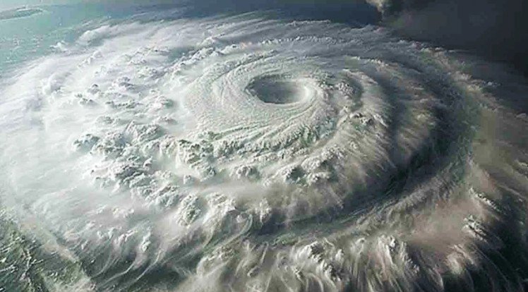 বঙ্গোপসাগরে ঘূর্ণিঝড় ‘ডিটওয়াহ’: চার সমুদ্রবন্দরে ২ নম্বর সংকেত দক্ষিণ–পশ্চিম বঙ্গোপসাগর ও শ্রীলঙ্কা উপকূলে অবস্থানরত ঘূর্ণিঝড় ‘ডিটওয়াহ’ আরও উত্তর–উত্তরপশ্চিম দিকে এগোতে পারে বলে জানিয়েছে আবহাওয়া অধিদপ্তর। এর প্রভাবে চট্টগ্রাম, কক্সবাজার, মোংলা ও পায়রা সমুদ্রবন্দরকে ২ নম্বর দূরবর্তী হুঁশিয়ারি সংকেত দেখাতে বলা হয়েছে। সেই সঙ্গে গভীর সাগরে সব ধরনের মাছ ধরার নৌকা ও ট্রলার না যেতে নির্দেশ দেওয়া হয়েছে। বাংলাদেশ আবহাওয়া অধিদপ্তর শুক্রবার প্রকাশিত বিশেষ আবহাওয়ার বিজ্ঞপ্তি (ক্রমিক–০৬) থেকে জানা যায়, ঘূর্ণিঝড়টি বর্তমানে শ্রীলঙ্কা উপকূলসংলগ্ন দক্ষিণ–পশ্চিম বঙ্গোপসাগর এলাকায় অবস্থান করছে। আজ শুক্রবার দুপুর ১২টার সর্বশেষ অবস্থান অনুযায়ী— চট্টগ্রাম বন্দর থেকে ১৯৪০ কিলোমিটার দক্ষিণ–পশ্চিমে, কক্সবাজার বন্দর থেকে ১৮৮৫ কিলোমিটার দক্ষিণ–পশ্চিমে, মোংলা ও পায়রা বন্দরের অবস্থান থেকে ১৮২০ কিলোমিটার দক্ষিণ–পশ্চিমে ঘূর্ণিঝড়টি অবস্থান করছিল। আবহাওয়া অধিদপ্তর জানায়, ঘূর্ণিঝড়টি আরও উত্তর–উত্তরপশ্চিম দিকে অগ্রসর হতে থাকবে। ঘূর্ণিঝড় কেন্দ্রের ৫৪ কিলোমিটার এলাকার মধ্যে বাতাসের একটানা সর্বোচ্চ গতিবেগ ঘণ্টায় ৬২ কিমি, যা দমকা বা ঝোড়ো হাওয়ায় ৮৮ কিমি পর্যন্ত বাড়ছে। ঘূর্ণিঝড়কেন্দ্রের আশপাশে সাগর খুবই উত্তাল। সূত্র: এনএফ