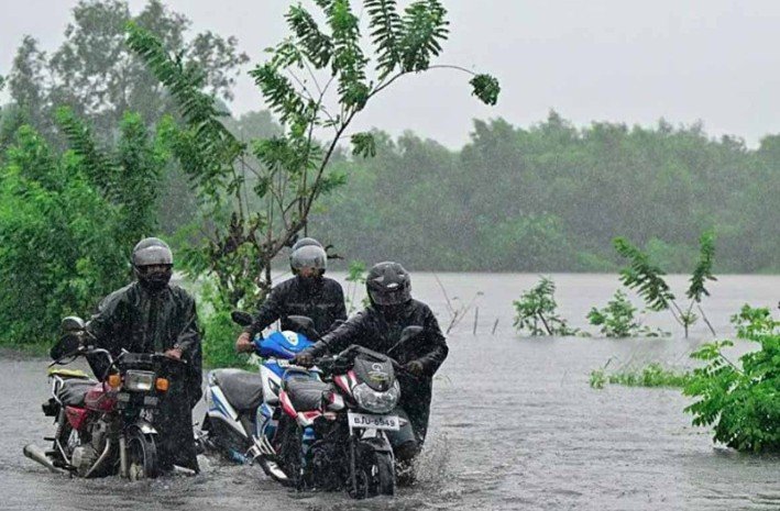 **শ্রীলঙ্কায় বন্যা–ভূমিধসে মৃত্যুর সংখ্যা ৮০ ছাড়িয়েছে, নিখোঁজ অন্তত ৩৪** শ্রীলঙ্কায় ঘূর্ণিঝড় ‘ডিটওয়া’র প্রভাবে টানা ভারী বর্ষণে আকস্মিক বন্যা ও ভূমিধসে পরিস্থিতি ভয়াবহ রূপ নিয়েছে। দেশটির বিভিন্ন অঞ্চলে এখন পর্যন্ত ৮০ জনের বেশি মানুষের মৃত্যুর খবর পাওয়া গেছে। নিখোঁজ রয়েছেন অন্তত ৩৪ জন। হঠাৎ পানি বৃদ্ধি ও প্রবল স্রোতে বহু এলাকার ঘরবাড়ি তলিয়ে গেছে। হাজারো মানুষ গৃহহীন হয়ে খোলা আকাশের নিচে আশ্রয় নিতে বাধ্য হয়েছেন। ক্ষতিগ্রস্ত এলাকায় উদ্ধারকাজ জোরদার করেছে দুর্যোগ ব্যবস্থাপনা কর্তৃপক্ষ ও নিরাপত্তাবাহিনী। এখনও অনেক মানুষ বিচ্ছিন্ন অবস্থায় রয়েছেন, যাদের কাছে পৌঁছাতে নিরলস প্রচেষ্টা চালাচ্ছে উদ্ধারকর্মীরা। বন্যার কারণে দেশের বিভিন্ন অঞ্চলে যোগাযোগব্যবস্থা মারাত্মকভাবে ক্ষতিগ্রস্ত হয়েছে। সরকার জানিয়েছে, ক্ষতিগ্রস্ত এলাকায় ইতোমধ্যে ত্রাণ কার্যক্রম শুরু করা হয়েছে। শ্রীলঙ্কার দুর্যোগ ব্যবস্থাপনা কেন্দ্র (ডিএমসি) জানায়, ঘূর্ণিঝড়ের আঘাতে বন্যার পাশাপাশি ব্যাপক ভূমিধস হয়েছে, এতে বহু ঘরবাড়ি ধ্বংস বা ক্ষতিগ্রস্ত হয়েছে। ডিএমসির হিসাব অনুযায়ী, এখন পর্যন্ত ৪৪ হাজার ১৯২ পরিবারের প্রায় এক লাখ ৪৮ হাজার ৬০৩ মানুষ ক্ষতিগ্রস্ত হয়েছেন। ৫ হাজার ২৪ পরিবারের ১৪ হাজার ৭৬৬ জনকে ১৯৫টি জরুরি আশ্রয়কেন্দ্রে সরানো হয়েছে। ঘূর্ণিঝড়ে ৪২টি বাড়ি সম্পূর্ণ ধ্বংস এবং ২ হাজার ৮১০টি বাড়ি আংশিক ক্ষতিগ্রস্ত হয়েছে। রয়টার্স জানিয়েছে, শুক্রবার সকাল ৬টা পর্যন্ত আগের ২৪ ঘণ্টায় ৩০০ মিলিমিটারের বেশি বৃষ্টি হয়েছে। ভোরে ঘূর্ণিঝড়টির আঘাতে ঘণ্টায় প্রায় ৬৫ কিলোমিটার বেগে বাতাস বইতে থাকে। পূর্ব ও মধ্যাঞ্চল সবচেয়ে বেশি ক্ষতিগ্রস্ত হয়েছে এবং অধিকাংশ মৃত্যুই ঘটেছে ভূমিধসে। কয়েক দশকের মধ্যে এটি সবচেয়ে ভয়াবহ বন্যা বলে মনে করা হচ্ছে। ঘূর্ণিঝড় ও বন্যায় মোরাগাহাকান্দা, এলাহেরা ও কুমারা এলা—এই তিনটি গুরুত্বপূর্ণ সেতু পানির তোড়ে ভেঙে গেছে। এতে মাতালে, পলোন্নারুয়া, কুরুনেগালা ও উভা প্রদেশের সঙ্গে সড়ক যোগাযোগ বিচ্ছিন্ন হয়ে পড়েছে। বাণিজ্য, কৃষি ও ত্রাণ বিতরণের জন্য এসব সড়ক অত্যন্ত গুরুত্বপূর্ণ। এ পরিস্থিতিতে প্রতিরক্ষা মন্ত্রণালয়ে বিশেষ সংবাদ সম্মেলন করে তিন বাহিনীর প্রধান ও দুর্যোগ ব্যবস্থাপনা কর্মকর্তারা। ডিএমসির মহাপরিচালক অবসরপ্রাপ্ত মেজর জেনারেল সম্পৎ কোটুওয়েগোদা জনগণকে সতর্ক করে বলেন, পরিস্থিতি দ্রুত অবনতি হচ্ছে, তাই সবাইকে নিরাপত্তা নির্দেশনা কঠোরভাবে মেনে চলতে হবে। সেচ বিভাগ সতর্ক করে জানিয়েছে, কেলানি নদীর পানি রেকর্ড উচ্চতায় পৌঁছাতে পারে। এতে কলম্বো ও আশপাশের এলাকাও ভয়াবহ বন্যার ঝুঁকিতে রয়েছে। **সূত্র: নিউজ ফাস্ট**