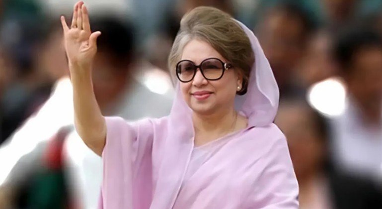 খালেদা জিয়ার শারীরিক অবস্থা সংকটময়: দেশজুড়ে বিএনপির দোয়া মাহফিল বিএনপি চেয়ারপারসন ও সাবেক প্রধানমন্ত্রী বেগম খালেদা জিয়ার শারীরিক অবস্থা বর্তমানে অত্যন্ত সংকটময় বলে জানিয়েছেন তার চিকিৎসকরা। তিনি রাজধানীর এভারকেয়ার হাসপাতালের করোনারি কেয়ার ইউনিটে (সিসিইউ) নিবিড় পর্যবেক্ষণে চিকিৎসাধীন রয়েছেন। দেশি–বিদেশি বিশেষজ্ঞ চিকিৎসকদের সমন্বয়ে গঠিত মেডিকেল বোর্ড তার চিকিৎসা পরিচালনা করছে। শুক্রবার সন্ধ্যায় মেডিকেল বোর্ডের বৈঠকের পর বিএনপির মহাসচিব মির্জা ফখরুল ইসলাম আলমগীরসহ শীর্ষ নেতারা হাসপাতালে তাকে দেখতে যান। এ অবস্থায় অন্তর্বর্তী সরকারের প্রধান উপদেষ্টা ড. মুহাম্মদ ইউনূস খালেদা জিয়ার সুস্থতা কামনা করে দেশবাসীর কাছে দোয়া চেয়েছেন। পাশাপাশি তিনি চিকিৎসার ক্ষেত্রে প্রয়োজনীয় সব সহযোগিতা নিশ্চিত করতে সংশ্লিষ্টদের নির্দেশ দিয়েছেন। তার এই মানবিক উদ্যোগের প্রতি কৃতজ্ঞতা জানিয়েছেন বিএনপির ভারপ্রাপ্ত চেয়ারম্যান তারেক রহমান। রাতে নিজের ভেরিফায়েড ফেসবুক পেজে দেওয়া এক পোস্টে তিনি এসব বলেন। এদিকে দলীয় প্রধানের আশু রোগমুক্তি কামনায় বাদ জুমা রাজধানীসহ সারা দেশে দোয়া মাহফিল করেছে বিএনপি। বিভিন্ন মসজিদে দোয়া অনুষ্ঠিত হয়, যেখানে নেতাকর্মী থেকে সাধারণ মানুষ অংশ নেন। সন্ধ্যার পর এভারকেয়ার হাসপাতালের সামনে জড়ো হন বিএনপি নেতাকর্মীরা। রাত সোয়া ১১টার দিকে বিএনপির স্থায়ী কমিটির সদস্য আবদুল মঈন খানসহ বেশ কয়েকজন সিনিয়র নেতাকে হাসপাতালে যেতে দেখা যায়। মেডিকেল বোর্ডের প্রধান অধ্যাপক ডা. শাহাবুদ্দিন তালুকদার জানান, খালেদা জিয়াকে সিসিইউতে নিবিড় পর্যবেক্ষণে রাখা হয়েছে এবং বোর্ডের নির্দেশনা অনুযায়ী প্রয়োজনীয় চিকিৎসা দেওয়া হচ্ছে। তিনি সবার কাছে প্রার্থনা কামনাও করেন। জুমার নামাজের পর নয়াপল্টনের কেন্দ্রীয় জামে মসজিদে বিশেষ দোয়া মাহফিল শেষে বিএনপির মহাসচিব মির্জা ফখরুল বলেন, “ডাক্তাররা জানিয়েছেন, তার শারীরিক অবস্থা অত্যন্ত সংকটময়। আমরা দেশব্যাপী দোয়া চেয়েছি, যেন তিনি দ্রুত সুস্থ হয়ে জনগণের মাঝে ফিরে আসতে পারেন।” তিনি আরও বলেন, খালেদা জিয়া গণতন্ত্রের জন্য সারা জীবন সংগ্রাম করেছেন, তাই তার সুস্থতা জাতির জন্য গুরুত্বপূর্ণ। এ ছাড়া সারা দেশে বিভিন্ন স্থানে দোয়া মাহফিল অনুষ্ঠিত হয়েছে। মুন্সীগঞ্জে তারেক রহমান ঘোষিত রাষ্ট্রকাঠামো মেরামতের ৩১ দফার বাস্তবায়ন এবং খালেদা জিয়ার আরোগ্য কামনায় গণদোয়া মাহফিল অনুষ্ঠিত হয়। সিরাজদীখানের মধুপুর মাদ্রাসায়ও বিশেষ দোয়া করা হয়। গত ২৩ নভেম্বর রাতে খালেদা জিয়াকে এভারকেয়ার হাসপাতালে ভর্তি করা হয়। মেডিকেল বোর্ডের সদস্য অধ্যাপক এফএম সিদ্দিকী জানিয়েছেন, তার ফুসফুসে সংক্রমণ দেখা দিয়েছে এবং চিকিৎসকদের ঘনিষ্ঠ তত্ত্বাবধানে চিকিৎসা চলছে। এর আগে প্রধান উপদেষ্টা ড. ইউনূস খালেদা জিয়ার স্বাস্থ্যের বিষয়ে গভীর উদ্বেগ প্রকাশ করেন এবং নিশ্চিত করেন যে তার চিকিৎসায় কোনো ঘাটতি রাখা হবে না। তিনি বলেন, “গণতান্ত্রিক উত্তরণের এ সময়ে বেগম খালেদা জিয়া জাতির জন্য অনুপ্রেরণার প্রতীক। তার সুস্বাস্থ্য দেশের জন্য অত্যন্ত গুরুত্বপূর্ণ।” তারেক রহমানও ফেসবুকে পোস্ট দিয়ে প্রধান উপদেষ্টার মানবিক ভূমিকার প্রতি কৃতজ্ঞতা জানান এবং দেশনেত্রীর সুস্থতা কামনায় দেশবাসীর কাছে দোয়া চান।