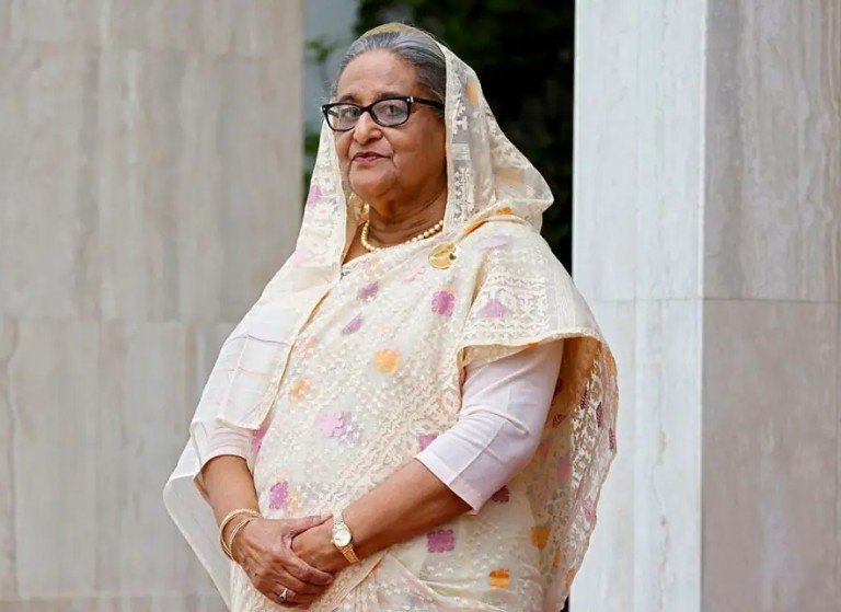 হাসিনার মৃত্যুদণ্ড নিয়ে প্রতিক্রিয়া জানাল পাকিস্তান জুলাইয়ের গণ–অভ্যুত্থয়ের পর ক্ষমতাচ্যুত সাবেক প্রধানমন্ত্রী শেখ হাসিনার মৃত্যুদণ্ডাদেশকে বাংলাদেশের অভ্যন্তরীণ বিষয় হিসেবে উল্লেখ করেছে পাকিস্তান। দেশটির পররাষ্ট্র মন্ত্রণালয়ের মুখপাত্র তাহির আন্দরাবি বলেন, মানবতাবিরোধী অপরাধে হওয়া এ রায় নিয়ে মন্তব্য করার জায়গা পাকিস্তানের নয়। শুক্রবার (২১ নভেম্বর) সাপ্তাহিক সংবাদ ব্রিফিংয়ে তিনি বলেন, “এটি বাংলাদেশের অভ্যন্তরীণ ব্যাপার। নিজেদের সমস্যা সমাধানে বাংলাদেশের জনগণই সবচেয়ে উপযুক্ত।” তিনি আরও বলেন, বাংলাদেশের জনগণ গণতান্ত্রিক ও সাংবিধানিক প্রক্রিয়ার মধ্য দিয়ে এই সংকট মোকাবিলা করতে সক্ষম। এর আগে গত সোমবার, জুলাই আন্দোলনের সময় মানবতাবিরোধী অপরাধের মামলায় আন্তর্জাতিক অপরাধ ট্রাইব্যুনাল শেখ হাসিনাকে মৃত্যুদণ্ডাদেশ দেয়।