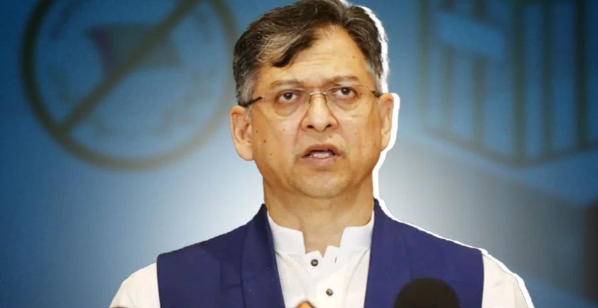 শেখ হাসিনার মৃত্যুদণ্ডের রায় বাস্তবায়ন হবে ইনশাআল্লাহ: সালাউদ্দিন আহমদ জুলাই গণ-অভ্যুত্থানে ক্ষমতাচ্যুত সাবেক প্রধানমন্ত্রী শেখ হাসিনার বিরুদ্ধে দেওয়া মৃত্যুদণ্ডাদেশ নিয়ে বক্তব্য দিয়েছেন বিএনপির স্থায়ী কমিটির সদস্য সালাউদ্দিন আহমদ। তিনি বলেছেন, “এই রায় বাস্তবায়ন হবে ইনশাআল্লাহ। দেশের মানুষ তা দেখবে এবং ভবিষ্যতে যারা রাষ্ট্র পরিচালনা করবে তারা যেন বুঝতে পারে—এই দেশে স্বৈরাচার ও ফ্যাসিবাদের কোনো স্থান নেই। যারা গণতন্ত্র হত্যা করবে তাদের পরিণতি এভাবেই হবে।” শনিবার (২২ নভেম্বর) দুপুরে কেন্দ্রীয় শহীদ মিনারে ‘স্বাধীনতা, সার্বভৌমত্ব ও গণতন্ত্র রক্ষায় মুক্তিযোদ্ধা ও মুক্তিযুদ্ধের প্রজন্ম অতন্দ্র প্রহরী’ শীর্ষক সমাবেশে এসব কথা বলেন তিনি। সমাবেশের আয়োজন করে জাতীয়তাবাদী মুক্তিযোদ্ধা দল ও মুক্তিযুদ্ধের প্রজন্ম। সালাউদ্দিন আহমদ আরও বলেন, “আওয়ামী লীগ কখনো গণতান্ত্রিক রাজনৈতিক দল ছিল না। তারা গণতন্ত্রের মুখোশ পরে সংবিধান লঙ্ঘন করেছে, ক্ষমতার অপব্যবহার করেছে।” তিনি দাবি করেন, গণ-অভ্যুত্থান ও বহু মানুষের রক্তের বিনিময়ে জনগণের প্রত্যাশা হলো একটি শক্তিশালী গণতান্ত্রিক রাষ্ট্র প্রতিষ্ঠা। “এ দেশের মানুষ বৈষম্যমুক্ত রাষ্ট্রব্যবস্থা চায়,”—বলেন তিনি। তিনি আরও সতর্ক করেন, জনগণের আকাঙ্ক্ষা পূরণে ব্যর্থ হলে ভবিষ্যতে দেশে আবার ফ্যাসিবাদী রাজনীতির উদ্ভব হতে পারে। তাই গণতান্ত্রিক চর্চা বজায় রাখার আহ্বান জানান তিনি। সমাবেশে বিএনপির আন্তর্জাতিকবিষয়ক কমিটির সদস্য ও ঢাকা–৬ আসনের মনোনীত প্রার্থী ইঞ্জিনিয়ার ইশরাক হোসেন বলেন, “শেখ হাসিনা গুপ্ত সন্ত্রাসীদের দিয়ে নির্বাচন ঠেকানোর চেষ্টা করছেন। বাংলাদেশে আর আওয়ামী লীগকে রাজনীতি করতে দেওয়া হবে না।” তিনি দলীয় নেতাকর্মীদের বিভেদ ভুলে ঐক্যবদ্ধ থাকার আহ্বান জানান। জাতীয়তাবাদী মুক্তিযোদ্ধা দলের সভাপতি ইশতিয়াক আজিজ উলফাতের সভাপতিত্বে সমাবেশে আরও বক্তব্য দেন বিএনপির চেয়ারপার্সনের উপদেষ্টা ও সাবেক বিরোধীদলীয় চিফ হুইপ জয়নুল আবদিন ফারুক।