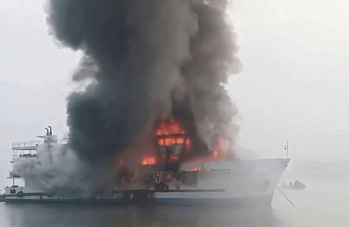 **‘দ্য আটলান্টিক ক্রুজ’ জাহাজে অগ্নিকাণ্ড, এক কর্মীর মৃত্যু** কক্সবাজারের নুনিয়াছড়া বিআইডব্লিউটিএ ঘাটে শনিবার ভোর ৬টার দিকে যাত্রী পরিবহনের জন্য নোঙর করা জাহাজ **‘দ্য আটলান্টিক ক্রুজ’** এ অগ্নিকাণ্ডের ঘটনা ঘটে। এতে একজন কর্মী নিহত হয়েছেন। নিহত ব্যক্তি হলেন **নুর কামাল (৩৫)**, যিনি অগ্নিকাণ্ডের সময় জাহাজের একটি কক্ষে ঘুমাচ্ছিলেন। সৌভাগ্যবশত যাত্রার জন্য ঘাটে অপেক্ষমাণ **১৯৪ জন পর্যটক** রক্ষা পেয়েছেন। কক্সবাজার ফায়ার সার্ভিস ও সিভিল ডিফেন্সের উপসহকারী পরিচালক **সৈয়দ মুহাম্মদ মোরশেদ হোসেন** জানান, জাহাজের ওই কর্মীর ভস্মীভূত মরদেহ উদ্ধার করা হয়েছে। তিনি বলেন, আগুন লাগার প্রকৃত কারণ এখনো নিশ্চিতভাবে বলা যাচ্ছে না এবং অন্য কেউ জাহাজে আছে কি না খোঁজা হচ্ছে। সি ক্রুজ ওনার্স অ্যাসোসিয়েশনের সাধারণ সম্পাদক **হোসাইন ইসলাম বাহাদুর** জানান, ১৯৪ জন পর্যটক সেন্টমার্টিন যাওয়ার জন্য জাহাজে ওঠার কথা ছিল। তারা ঘাটে অপেক্ষমান ছিলেন, তাই কেউ হতাহত হননি। যাত্রীদের একটি অংশকে অন্য জাহাজে পাঠানো হয়েছে এবং বাকিদের রবিবার পাঠানো হবে। ভয়াবহ পরিস্থিতি প্রত্যক্ষ করা যাত্রী **মোহাম্মদ ওবায়দুল ইসলাম** বলেন, “ভাগ্য ভালো, আমরা জাহাজে ওঠা হয়নি। আল্লাহর রহমতে রক্ষা পেয়েছি। নিজের চোখে আগুন জ্বলতে দেখলাম, খুব ভয় লাগলো।” জেলা প্রশাসকের সহকারী ও সদর উপজেলা নির্বাহী কর্মকর্তা **তানজিলা তাসনিম** জানান, আগুন লাগার কারণ—যান্ত্রিক ত্রুটি নাকি অন্য কিছু—খতিয়ে দেখা হচ্ছে। অগ্নিকাণ্ডের খবর পেয়ে কক্সবাজার জেলা প্রশাসক **মো. আ. মান্নান** ঘাটে পৌঁছান এবং জানান, জাহাজে আগুন লাগার বিষয়ে **৫ সদস্যের তদন্ত কমিটি** গঠন করা হয়েছে। বিকেলে জাহাজ মালিকদের সঙ্গে সভা অনুষ্ঠিত হয়েছে। উল্লেখ্য, গত **১ ডিসেম্বর** থেকে সেন্ট মার্টিন-কক্সবাজার রুটে জাহাজ চলাচল শুরু হয়। কর্তৃপক্ষের অনুমতি অনুযায়ী প্রতিদিন সর্বোচ্চ দুই হাজার পর্যটক পরিবহনের জন্য ৬টি জাহাজ চলাচল করছে, যা ১২টি নিরাপত্তা নির্দেশনা মেনে পরিচালিত হচ্ছে।