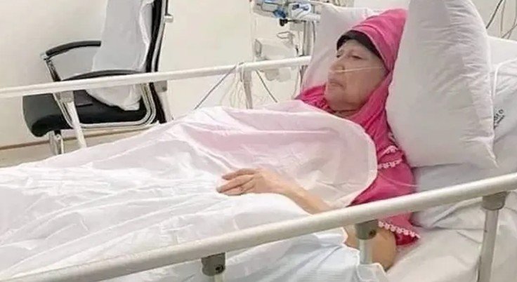 **খালেদা জিয়ার জানাজা মানিক মিয়া অ্যাভিনিউয়ে** বিএনপি চেয়ারপারসন ও সাবেক প্রধানমন্ত্রী বেগম খালেদা জিয়ার জানাজা আগামীকাল বুধবার বাদ জোহর জাতীয় সংসদের দক্ষিণ প্লাজা ও সংলগ্ন মানিক মিয়া অ্যাভিনিউতে অনুষ্ঠিত হবে। জানাজার পর তাকে তার স্বামী ও সাবেক রাষ্ট্রপতি জিয়াউর রহমানের পাশে দাফন করা হবে। আজ মঙ্গলবার দুপুরে উপদেষ্টা পরিষদের বৈঠকে বিশেষ আমন্ত্রণে অংশ নেন বিএনপির মহাসচিব মির্জা ফখরুল ইসলাম আলমগীর। বৈঠকে তিনি খালেদা জিয়ার জানাজা এবং দাফনের আয়োজন সম্পর্কিত সিদ্ধান্তের কথা জানান।