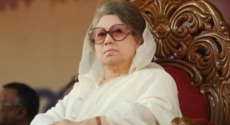 মারা গেছেন বিএনপি চেয়ারপারসন বেগম খালেদা জিয়া বিএনপি চেয়ারপারসন ও সাবেক প্রধানমন্ত্রী বেগম খালেদা জিয়া আর নেই। (ইন্না লিল্লাহি ওয়া ইন্না ইলাইহি রাজিউন)। মঙ্গলবার (৩০ ডিসেম্বর) সকাল ৬টায় তিনি শেষ নিঃশ্বাস ত্যাগ করেন। বিএনপি মিডিয়া সেলের ফেসবুক পেজে দেওয়া এক পোস্টে তাঁর মৃত্যুর বিষয়টি নিশ্চিত করা হয়। এর আগে বিএনপির স্থায়ী কমিটির সদস্য ও তাঁর চিকিৎসায় গঠিত মেডিকেল বোর্ডের সদস্য অধ্যাপক ডা. এ জেড এম জাহিদ হোসেন জানিয়েছিলেন, বেগম খালেদা জিয়া অত্যন্ত সংকটময় সময় পার করছেন। সোমবার (২৯ ডিসেম্বর) দিবাগত রাত ২টার পর রাজধানীর এভারকেয়ার হাসপাতালের সামনে সাংবাদিকদের তিনি বলেন, সকালে অনুষ্ঠিত মেডিকেল বোর্ডের বৈঠক অনুযায়ী খালেদা জিয়ার শারীরিক অবস্থা ছিল গুরুতর। দীর্ঘদিন ধরে তিনি হৃদ্‌রোগ, ডায়াবেটিস, আর্থ্রাইটিস, লিভার সিরোসিস ও কিডনির জটিলতাসহ বিভিন্ন শারীরিক সমস্যায় ভুগছিলেন। গত ২৩ নভেম্বর শ্বাসকষ্ট দেখা দিলে তাঁকে দ্রুত রাজধানীর এভারকেয়ার হাসপাতালে ভর্তি করা হয়। দেশি ও বিদেশি বিশেষজ্ঞ চিকিৎসকদের সমন্বয়ে গঠিত মেডিকেল বোর্ডের তত্ত্বাবধানে সাবেক এই প্রধানমন্ত্রীর চিকিৎসা চলছিল। একপর্যায়ে উন্নত চিকিৎসার জন্য তাঁকে বিদেশে নেওয়ার উদ্যোগ নেওয়া হলেও শারীরিক অবস্থার অবনতি হওয়ায় তা সম্ভব হয়নি। বেগম খালেদা জিয়ার মৃত্যুতে দেশজুড়ে রাজনৈতিক অঙ্গনে শোকের ছায়া নেমে এসেছে।