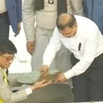 **জিয়াউর রহমানের সমাধির পাশে খালেদা জিয়ার দাফন সম্পন্ন** বিএনপি চেয়ারপারসন ও সাবেক প্রধানমন্ত্রী বেগম খালেদা জিয়াকে রাজধানীর শেরেবাংলা নগরের জিয়া উদ্যানে তাঁর স্বামী, শহীদ রাষ্ট্রপতি জিয়াউর রহমানের সমাধির পাশে দাফন করা হয়েছে। বুধবার (৩১ ডিসেম্বর) বিকেল ৪টা ৪২ মিনিটে রাষ্ট্রীয় ও ধর্মীয় মর্যাদায় তাঁকে সমাহিত করা হয়। এর আগে বিকেল ৩টার পর জাতীয় মসজিদ বায়তুল মোকাররমে পূর্ণ ধর্মীয় ভাবগাম্ভীর্যের মধ্য দিয়ে তাঁর জানাজা অনুষ্ঠিত হয়। জানাজা নামাজে ইমামতি করেন বায়তুল মোকাররমের খতিব মুফতি আবদুল মালেক। জানাজায় প্রধান উপদেষ্টা ড. মুহাম্মদ ইউনূস, প্রধান বিচারপতি জুবায়ের রহমান চৌধুরী, তিন বাহিনীর প্রধান, উপদেষ্টা পরিষদের সদস্যরা, বিভিন্ন দেশের প্রতিনিধি ও রাষ্ট্রদূতরা, বিএনপির ভারপ্রাপ্ত চেয়ারম্যান তারেক রহমানসহ দলের শীর্ষ নেতারা এবং বিভিন্ন রাজনৈতিক দলের প্রতিনিধিরা অংশ নেন। এ সময় মানিক মিয়া অ্যাভিনিউ, বিজয় সরণি, খামারবাড়ি, কারওয়ান বাজার, ফার্মগেট, শাহবাগ ও মোহাম্মদপুরসহ আশপাশের এলাকা জনসমুদ্রে পরিণত হয়। যে যেখানে পেরেছেন, সেখান থেকেই জানাজায় শরিক হন সাধারণ মানুষ। জানাজার আগে বিএনপির স্থায়ী কমিটির সদস্য নজরুল ইসলাম খান বেগম খালেদা জিয়ার দীর্ঘ রাজনৈতিক ও ব্যক্তিগত জীবনের ওপর সংক্ষিপ্ত বক্তব্য দেন। পরে পরিবার ও দলের পক্ষ থেকে বক্তব্য রাখেন বিএনপির ভারপ্রাপ্ত চেয়ারম্যান তারেক রহমান। তিনি বলেন, ‘আপনারা আমার মরহুমা মায়ের জন্য দোয়া করবেন। কারও কাছে আমার আম্মার কোনো ঋণ থাকলে আমার সঙ্গে যোগাযোগ করবেন, আমি তা পরিশোধ করবো। আমার মায়ের আচরণ বা কথায় কেউ কষ্ট পেয়ে থাকলে তার পক্ষ থেকে আমি ক্ষমা প্রার্থনা করছি।’ এর আগে দুপুর পৌনে ১২টার দিকে কঠোর নিরাপত্তার মধ্যে খালেদা জিয়ার মরদেহ জাতীয় সংসদ ভবনের দক্ষিণ প্লাজায় নেওয়া হয়। লাল-সবুজে মোড়ানো জাতীয় পতাকায় আবৃত একটি ফ্রিজার ভ্যানে করে মরদেহ বহন করা হয়। সেনাবাহিনী হিউম্যান চেইন তৈরি করে রাষ্ট্রীয় প্রোটোকলে মরদেহ সেখানে পৌঁছে দেয়।