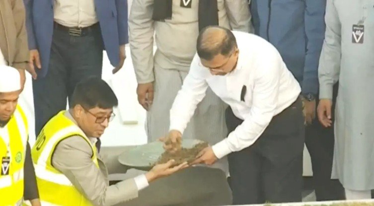 **জিয়াউর রহমানের সমাধির পাশে খালেদা জিয়ার দাফন সম্পন্ন** বিএনপি চেয়ারপারসন ও সাবেক প্রধানমন্ত্রী বেগম খালেদা জিয়াকে রাজধানীর শেরেবাংলা নগরের জিয়া উদ্যানে তাঁর স্বামী, শহীদ রাষ্ট্রপতি জিয়াউর রহমানের সমাধির পাশে দাফন করা হয়েছে। বুধবার (৩১ ডিসেম্বর) বিকেল ৪টা ৪২ মিনিটে রাষ্ট্রীয় ও ধর্মীয় মর্যাদায় তাঁকে সমাহিত করা হয়। এর আগে বিকেল ৩টার পর জাতীয় মসজিদ বায়তুল মোকাররমে পূর্ণ ধর্মীয় ভাবগাম্ভীর্যের মধ্য দিয়ে তাঁর জানাজা অনুষ্ঠিত হয়। জানাজা নামাজে ইমামতি করেন বায়তুল মোকাররমের খতিব মুফতি আবদুল মালেক। জানাজায় প্রধান উপদেষ্টা ড. মুহাম্মদ ইউনূস, প্রধান বিচারপতি জুবায়ের রহমান চৌধুরী, তিন বাহিনীর প্রধান, উপদেষ্টা পরিষদের সদস্যরা, বিভিন্ন দেশের প্রতিনিধি ও রাষ্ট্রদূতরা, বিএনপির ভারপ্রাপ্ত চেয়ারম্যান তারেক রহমানসহ দলের শীর্ষ নেতারা এবং বিভিন্ন রাজনৈতিক দলের প্রতিনিধিরা অংশ নেন। এ সময় মানিক মিয়া অ্যাভিনিউ, বিজয় সরণি, খামারবাড়ি, কারওয়ান বাজার, ফার্মগেট, শাহবাগ ও মোহাম্মদপুরসহ আশপাশের এলাকা জনসমুদ্রে পরিণত হয়। যে যেখানে পেরেছেন, সেখান থেকেই জানাজায় শরিক হন সাধারণ মানুষ। জানাজার আগে বিএনপির স্থায়ী কমিটির সদস্য নজরুল ইসলাম খান বেগম খালেদা জিয়ার দীর্ঘ রাজনৈতিক ও ব্যক্তিগত জীবনের ওপর সংক্ষিপ্ত বক্তব্য দেন। পরে পরিবার ও দলের পক্ষ থেকে বক্তব্য রাখেন বিএনপির ভারপ্রাপ্ত চেয়ারম্যান তারেক রহমান। তিনি বলেন, ‘আপনারা আমার মরহুমা মায়ের জন্য দোয়া করবেন। কারও কাছে আমার আম্মার কোনো ঋণ থাকলে আমার সঙ্গে যোগাযোগ করবেন, আমি তা পরিশোধ করবো। আমার মায়ের আচরণ বা কথায় কেউ কষ্ট পেয়ে থাকলে তার পক্ষ থেকে আমি ক্ষমা প্রার্থনা করছি।’ এর আগে দুপুর পৌনে ১২টার দিকে কঠোর নিরাপত্তার মধ্যে খালেদা জিয়ার মরদেহ জাতীয় সংসদ ভবনের দক্ষিণ প্লাজায় নেওয়া হয়। লাল-সবুজে মোড়ানো জাতীয় পতাকায় আবৃত একটি ফ্রিজার ভ্যানে করে মরদেহ বহন করা হয়। সেনাবাহিনী হিউম্যান চেইন তৈরি করে রাষ্ট্রীয় প্রোটোকলে মরদেহ সেখানে পৌঁছে দেয়।