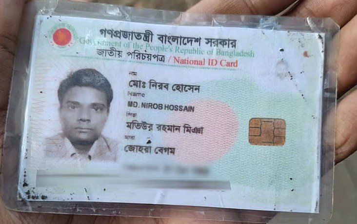 **খালেদা জিয়ার জানাজায় এসে অসুস্থ হয়ে এক ব্যক্তির মৃত্যু** বিএনপির চেয়ারপারসন ও সাবেক প্রধানমন্ত্রী বেগম খালেদা জিয়ার জানাজায় অংশ নিতে এসে রাজধানীর মানিক মিয়া অ্যাভিনিউতে অসুস্থ হয়ে এক ব্যক্তির মৃত্যু হয়েছে। পুলিশ জানায়, নিহত ব্যক্তির নাম মো. নিরব হোসেন (৫৬)। তাঁর কাছ থেকে পাওয়া জাতীয় পরিচয়পত্রের তথ্য অনুযায়ী এ পরিচয় নিশ্চিত করা হয়েছে। ঢাকা মহানগর পুলিশের (ডিএমপি) তেজগাঁও বিভাগের অতিরিক্ত উপকমিশনার ফজলুল করিম জানান, খালেদা জিয়ার জানাজায় অংশ নিতে এসে ওই ব্যক্তি হঠাৎ অসুস্থ হয়ে পড়েন। সে সময় জানাজাস্থলে মানুষের ব্যাপক ভিড় ছিল। অসুস্থ অবস্থাতেই তাঁর মৃত্যু হয়। তিনি আরও বলেন, মৃত ব্যক্তির কাছ থেকে পাওয়া জাতীয় পরিচয়পত্রের ছবির সঙ্গে তাঁর চেহারার মিল পাওয়া গেছে। জাতীয় পরিচয়পত্র অনুযায়ী তাঁর বাবার নাম মতিউর রহমান মিঞা। ঠিকানা উল্লেখ রয়েছে—১৭৪ বড় মগবাজার, ডাক্তার গলি, শান্তিনগর, রমনা। তবে তাঁর বাড়ি পটুয়াখালীর বাউফল উপজেলায় বলে জানা গেছে।