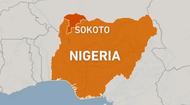 **নাইজেরিয়ায় যুক্তরাষ্ট্রের একাধিক প্রাণঘাতী হামলা** নাইজেরিয়ার উত্তর-পশ্চিমাঞ্চলে ইসলামিক স্টেট (আইএস) লক্ষ্য করে একাধিক প্রাণঘাতী হামলা চালিয়েছে যুক্তরাষ্ট্র। এ তথ্য জানিয়েছেন মার্কিন প্রেসিডেন্ট ডোনাল্ড ট্রাম্প। বৃহস্পতিবার (২৫ ডিসেম্বর) সামাজিক যোগাযোগমাধ্যম ট্রুথ সোশ্যালে দেওয়া এক বার্তায় ট্রাম্প জানান, বড়দিনের দিন মার্কিন সামরিক বাহিনী আইএসের বিভিন্ন লক্ষ্যবস্তুতে ‘নিখুঁত ও সফল’ হামলা পরিচালনা করেছে। তবে অভিযানের বিস্তারিত তথ্য প্রকাশ করা হয়নি। বার্তায় ট্রাম্প সতর্ক করে বলেন, জঙ্গিরা যদি খ্রিস্টানদের হত্যাকাণ্ড অব্যাহত রাখে, তবে তাদের বিরুদ্ধে আরও কঠোর সামরিক ব্যবস্থা নেওয়া হবে। তিনি লেখেন, আগেই এসব সন্ত্রাসীকে সতর্ক করা হয়েছিল। খ্রিস্টানদের হত্যা বন্ধ না করলে তাদের ভয়াবহ পরিণতি ভোগ করতে হবে। এদিকে যুক্তরাষ্ট্রের আফ্রিকা কমান্ড (আফ্রিকম) জানায়, নাইজেরিয়ান সরকারের অনুরোধে এই অভিযান চালানো হয়। এতে একাধিক আইএস সদস্য নিহত হয়েছে বলে দাবি করা হয়েছে। পেন্টাগনের প্রধান পিট হেগসেথ সামাজিক যোগাযোগমাধ্যম এক্সে দেওয়া এক পোস্টে সফলভাবে অভিযান পরিচালনার প্রস্তুতির জন্য মার্কিন প্রতিরক্ষা দপ্তরের প্রশংসা করেন। একই সঙ্গে সহযোগিতার জন্য নাইজেরিয়ান সরকারকে ধন্যবাদ জানান তিনি। প্রেসিডেন্ট হিসেবে দায়িত্ব নেওয়ার পর নাইজেরিয়ায় এটিই ডোনাল্ড ট্রাম্পের নেতৃত্বে যুক্তরাষ্ট্রের প্রথম সামরিক অভিযান। এর আগে তিনি একাধিকবার মন্তব্য করেছিলেন যে, নাইজেরিয়ায় খ্রিস্টান সম্প্রদায় গুরুতর নিরাপত্তা ঝুঁকির মধ্যে রয়েছে। এই হামলাকে অনেকে সন্ত্রাস দমনে প্রয়োজনীয় পদক্ষেপ হিসেবে দেখলেও সমালোচকদের মতে, এতে আফ্রিকার সবচেয়ে জনবহুল দেশ নাইজেরিয়ায় ধর্মীয় উত্তেজনা আরও বেড়ে যেতে পারে। সূত্র: আলজাজিরা, এএফপি