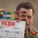 **জন্মদিনে মুক্তি পেল সালমান খানের নতুন সিনেমার টিজার** বলিউড মেগাস্টার সালমান খানের ৬০তম জন্মদিনে ভক্তদের জন্য এলো বিশেষ উপহার। তার অভিনীত নতুন সিনেমা **‘দ্য ব্যাটল অফ গালওয়ান’**–এর টিজার মুক্তি পেয়েছে। শনিবার (২৭ ডিসেম্বর) বিকেলে সালমান খান ফিল্মসের ইউটিউব চ্যানেলে প্রকাশ করা হয় টিজারটি। ১ মিনিট ১২ সেকেন্ডের টিজারে একেবারে ভিন্ন ও গম্ভীর রূপে দেখা গেছে সালমান খানকে। সিনেমাটিতে তিনি কেন্দ্রীয় চরিত্রে অভিনয় করেছেন। টিজারটি নিজের ভেরিফায়েড ফেসবুক পেজেও শেয়ার করেন এই তারকা। হ্যাশট্যাগ দিয়ে সিনেমার নাম উল্লেখ করে তিনি লেখেন, *‘টিজার আউট নাও’*। টিজারে সালমান খানকে একজন ভারতীয় সেনা কর্মকর্তার চরিত্রে দেখা যায়। **‘দ্য ব্যাটল অফ গালওয়ান’** সিনেমাটি ২০২০ সালে ভারত-চীন সীমান্তে সংঘটিত গালওয়ান সংঘর্ষের ঘটনাকে কেন্দ্র করে নির্মিত। বিষয়বস্তুর গুরুত্বের কারণে এ সিনেমায় তার অভিনয়ে বিশেষভাবে সিরিয়াস ছিলেন সালমান। উল্লেখ্য, সালমান খানের সর্বশেষ মুক্তিপ্রাপ্ত সিনেমা **‘সিকান্দার’** প্রত্যাশিত সাড়া পায়নি। ফলে **‘দ্য ব্যাটল অফ গালওয়ান’** সিনেমার মাধ্যমেই আবারও বলিউডে বড় ধরনের প্রত্যাবর্তনের আশায় রয়েছেন এই মেগাস্টার।