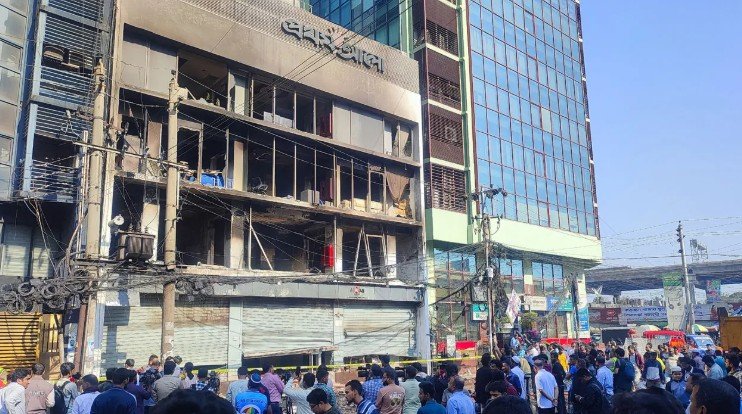 পুরোপুরি নিয়ন্ত্রণে প্রথম আলো কার্যালয়ের আগুন জনপ্রিয় দৈনিক প্রথম আলো ও দ্য ডেইলি স্টারের কার্যালয়ে লাগা আগুন পুরোপুরি নিয়ন্ত্রণে এসেছে বলে জানিয়েছে ফায়ার সার্ভিস। প্রায় ১০ ঘণ্টার চেষ্টার পর আগুন নিয়ন্ত্রণে আনা হয়। শুক্রবার (১৯ ডিসেম্বর) সকাল ১০টার পর দেখা যায়, ফায়ার সার্ভিসের একটি ইউনিট প্রথম আলো কার্যালয়ে তাদের কার্যক্রম শেষ করেছে। তবে যেকোনো ঝুঁকি এড়াতে আরও একটি ইউনিট ঘটনাস্থলে অবস্থান করছে। এখনো আনুষ্ঠানিকভাবে আগুন নির্বাপণের ঘোষণা দেয়নি ফায়ার সার্ভিস। সংশ্লিষ্টরা জানিয়েছেন, কার্যক্রম সম্পন্ন হলে দ্রুতই আনুষ্ঠানিক ঘোষণা দেওয়া হবে। ঘটনাস্থল পরিদর্শনে দেখা গেছে, আগুনে প্রথম আলো কার্যালয়ের বিভিন্ন আসবাবপত্র পুড়ে গেছে। সকাল পর্যন্ত ভবনের ভেতরে ধোঁয়া দেখা গেলেও এখন তা অনেকটাই কমে এসেছে। আশপাশের ভবনগুলোতে আগুন ছড়িয়ে পড়েনি। তবে আগুনে ক্ষতিগ্রস্ত ভবনের নিচতলায় অবস্থিত প্রথমা প্রকাশনের কার্যালয় সম্পূর্ণভাবে পুড়ে গেছে। এদিকে, সকাল থেকেই প্রথম আলো কার্যালয়ের সামনে উৎসুক জনতার ভিড় জমতে দেখা গেছে। ঘটনাস্থলে পুলিশের মহাপরিদর্শক (আইজিপি) বাহারুল আলমসহ সিআইডির বিশেষজ্ঞ দল উপস্থিত রয়েছে। এর আগে বৃহস্পতিবার রাত আনুমানিক ১২টার দিকে প্রথম আলো ও দ্য ডেইলি স্টারের কার্যালয়ে হামলা, ভাঙচুর ও অগ্নিসংযোগের ঘটনা ঘটে। এই হামলার কারণে শুক্রবার প্রথম আলো ও দ্য ডেইলি স্টার পত্রিকার ছাপা সংস্করণ প্রকাশ করা সম্ভব হয়নি। পাশাপাশি অনলাইন কার্যক্রমও প্রায় বন্ধ রয়েছে। বৃহস্পতিবার মধ্যরাতে পত্রিকা দুটির শীর্ষ কর্মকর্তারা বিবিসি বাংলাকে এ তথ্য নিশ্চিত করেন। তারা জানান, আকস্মিক হামলা ও অগ্নিসংযোগের পর নিরাপত্তার স্বার্থে সব কর্মীকে দ্রুত অফিস ত্যাগের নির্দেশ দেওয়া হয়। এতে করে আপাতত পত্রিকা দুটির সব ধরনের কার্যক্রম সাময়িকভাবে বন্ধ রয়েছে।