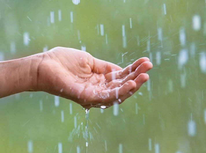 **সারা দেশে হালকা বৃষ্টির পূর্বাভাস** আগামী **২৪ ঘণ্টার মধ্যে** রাজধানী ঢাকাসহ সারা দেশে **গুঁড়ি গুঁড়ি বৃষ্টি** হতে পারে বলে জানিয়েছে আবহাওয়া অধিদপ্তর। একই সঙ্গে দেশের তাপমাত্রা সামান্য কমতে পারে। সোমবার (১ ডিসেম্বর) আবহাওয়া অধিদপ্তরের আবহাওয়াবিদ **খো. শাহীনুল ইসলাম** স্বাক্ষরিত পূর্বাভাসে এসব তথ্য জানানো হয়েছে। বিজ্ঞপ্তিতে বলা হয়, আগামীকাল **সন্ধ্যা ৬টার মধ্যে** রংপুর, রাজশাহী, ময়মনসিংহ, ঢাকা, খুলনা, বরিশাল, চট্টগ্রাম এবং সিলেট বিভাগের **দু-এক জায়গায় হালকা বা গুঁড়ি গুঁড়ি বৃষ্টি** হতে পারে। সারা দেশে রাতের তাপমাত্রা সামান্য বাড়তে পারে, আর দিনের তাপমাত্রা সামান্য কমতে পারে। এছাড়া, **মঙ্গলবার (২ ডিসেম্বর) সন্ধ্যা ৬টা থেকে পরবর্তী ২৪ ঘণ্টায়** দেশের আবহাওয়া অস্থায়ীভাবে আংশিক মেঘলা হলেও **শুষ্ক** থাকতে পারে। ভোরের দিকে দেশের **উত্তর-পূর্বাঞ্চলের কোথাও কোথাও হালকা কুয়াশা** পড়তে পারে। বিজ্ঞপ্তিতে আরও জানানো হয়, দেশের রাতের তাপমাত্রা ১–২ ডিগ্রি সেলসিয়াস কমতে পারে, এবং দিনের তাপমাত্রা প্রায় অপরিবর্তিত থাকতে পারে।