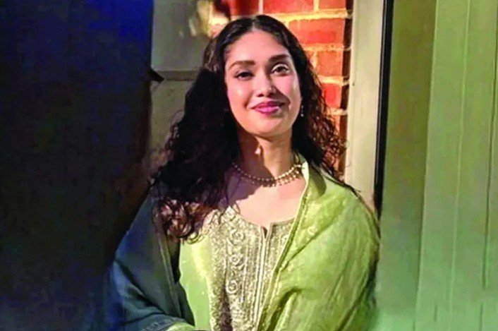 **ভোটার তালিকায় অন্তর্ভুক্ত হলেন ব্যারিস্টার জাইমা রহমান** বিএনপির ভারপ্রাপ্ত চেয়ারম্যান তারেক রহমানের মেয়ে ব্যারিস্টার জাইমা রহমান ভোটার হিসেবে নিবন্ধিত হয়েছেন। ভোটার নিবন্ধন কার্যক্রম সম্পন্ন করতে তিনি তার মা ডা. জুবাইদা রহমানের সঙ্গে দুপুর ১২টা ২৬ মিনিটে নির্বাচন প্রশিক্ষণ ভবনে প্রবেশ করেন। নির্বাচন কমিশন সূত্র জানায়, প্রয়োজনীয় কার্যক্রম শেষ করে তারা দুপুর ১২টা ৪৫ মিনিটে ভবনটি ত্যাগ করেন।