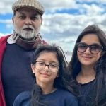 বিচ্ছেদের গুঞ্জন থামিয়ে এক ফ্রেমে সৃজিত–মিথিলা–আইরা ভারতীয় নির্মাতা সৃজিত মুখার্জি ও অভিনেত্রী রাফিয়াথ রশিদ মিথিলার বিচ্ছেদ নিয়ে দীর্ঘদিন ধরেই চলছিল নানা গুঞ্জন। সামাজিক যোগাযোগমাধ্যমে তাদের দূরত্ব নিয়েও হয়েছে ব্যাপক আলোচনা। তবে সব জল্পনা–কল্পনার মাঝে নিজেদের উপস্থিতিতেই যেন উত্তর দিলেন তারা। নতুন একটি ছবিতে এক ফ্রেমে ধরা দিলেন সৃজিত, মিথিলা ও তাদের মেয়ে আইরা। সম্প্রতি দেশের বাইরে ঘুরতে গিয়ে তোলা সেই ছবিটি সামাজিকমাধ্যমে ছড়িয়ে পড়েছে। নীল–সাদা আকাশের নিচে দাঁড়ানো ওই ফ্রেমে তিনজনকেই দেখা গেছে বেশ উচ্ছ্বসিতভাবে। মিথিলার কালো ওভার কোর্ট, সৃজিতের কালো পোলো শার্টের ওপর লাল জ্যাকেট আর আইরার নেভি ব্লু শীতের পোশাক পুরো ছবিটিকে দিয়েছে একসঙ্গে সময় কাটানোর উষ্ণতা ও স্বস্তির অনুভূতি। মাস দু’য়েক আগে দেওয়া এক সাক্ষাৎকারে মিথিলার কাছে সৃজিতের সঙ্গে তার সম্পর্কের বর্তমান অবস্থান জানতে চাওয়া হলে তিনি স্পষ্ট ভাষায় বলেন, “এটা যারা বলছে তারা বলছে, আমি কিছুই বলবো না।” সৃজিত এখনও তার স্বামী কি না—এমন প্রশ্নে তিনি জবাব দেন, “হ্যাঁ, পাসপোর্টে তার নামটিও রয়েছে।” দীর্ঘদিন ধরে সৃজিত কলকাতায় এবং মিথিলা ঢাকায় থাকার কারণ জানতে চাইলে মিথিলা বলেন, “২৪-এর জুলাইয়ের পর থেকে এখন পর্যন্ত আমি যাইনি। আমার ভিসা নেই।” উল্লেখ্য, মিথিলার প্রথম স্বামী ছিলেন জনপ্রিয় সংগীতশিল্পী তাহসান। ২০০৬ সালের ৩ আগস্ট তারা বিয়ে করেছিলেন। ২০১৭ সালের জুলাইয়ে বিচ্ছেদ হয় সেই দাম্পত্যের। পরবর্তীতে ২০১৯ সালের ৬ ডিসেম্বর সৃজিত মুখার্জিকে বিয়ে করেন মিথিলা।