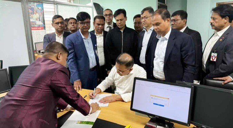 **ভোটার হলেন তারেক রহমান** নির্বাচন কমিশনে (ইসি) এনআইডি রেজিস্ট্রেশন সম্পন্ন করেছেন বিএনপির ভারপ্রাপ্ত চেয়ারম্যান **তারেক রহমান**। শনিবার (২৭ ডিসেম্বর) দুপুর ১টার দিকে তিনি আগারগাঁও নির্বাচন কমিশন ভবনে প্রবেশ করেন। এদিন তার কন্যা **জাইমা রহমান**ও এনআইডির জন্য আবেদন করেছেন। আঙুলের ছাপ, চোখের মণির (আইরিশ) প্রতিচ্ছবি ও বায়োমেট্রিক তথ্য প্রদানের পর তারেক রহমানের এনআইডি সংগ্রহ করতে সর্বোচ্চ ২৪ ঘণ্টা সময় লাগবে বলে জানিয়েছেন জাতীয় পরিচয় নিবন্ধন অনুবিভাগের মহাপরিচালক **এস এম হুমায়ুন কবীর**। সকাল সাড়ে ১১টার দিকে তিনি ঢাকা বিশ্ববিদ্যালয়ের কেন্দ্রীয় মসজিদের পাশে ইনকিলাব মঞ্চের মুখপাত্র **শহীদ শরিফ ওসমান বিন হাদি** এবং জাতীয় কবি **কাজী নজরুল ইসলামের কবর জিয়ারত** করেন। এসময় বিএনপির মহাসচিব **মির্জা ফখরুল ইসলাম আলমগীর**, স্থায়ী কমিটির সদস্য **সালাহউদ্দিন আহমদ**, সিনিয়র যুগ্ম মহাসচিব **রুহুল কবির রিজভী**, যুগ্ম মহাসচিব **খায়রুল কবির খোকন**, **হাবিব উন নবী খান সোহেল**, ঢাকা বিশ্ববিদ্যালয় সাদা দলের আহ্বায়ক **অধ্যাপক ড. মোর্শেদ হাসান খান**, শিক্ষা বিষয়ক সম্পাদক **অধ্যাপক ড. এবিএম ওবায়দুল ইসলাম**, ঢাকা বিশ্ববিদ্যালয়ের ভিসি **অধ্যাপক ড. নিয়াজ আহমেদ খান** ও প্রক্টর **অধ্যাপক ড. সাইফুদ্দিন আহমদ** প্রমুখ উপস্থিত ছিলেন। এর আগে সকাল ১০টা ৪০ মিনিটে গুলশানের বাসা থেকে বের হন তারেক রহমান। তার আগমনের খবরে সকাল থেকে শাহবাগ মোড় ও আশপাশের এলাকায় অবস্থান নেন বিপুল সংখ্যক নেতাকর্মী। উল্লেখ্য, দীর্ঘ ১৭ বছর পর ২৫ ডিসেম্বর দুপুরে লন্ডন থেকে সিলেট হয়ে ঢাকার **হযরত শাহজালাল আন্তর্জাতিক বিমানবন্দর**ে পৌঁছান তারেক রহমান। সঙ্গে ছিলেন তার স্ত্রী **ডা. জুবাইদা রহমান** ও একমাত্র মেয়ে **ব্যারিস্টার জাইমা রহমান**।