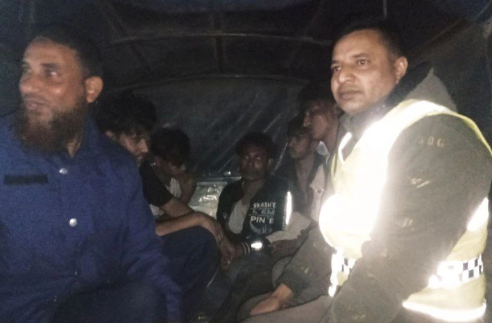 **সোনারগাঁয়ে ডাকাতির প্রস্তুতিকালে দেশীয় অস্ত্রসহ ৮ জন আটক** নারায়ণগঞ্জের সোনারগাঁয়ে ডাকাতির প্রস্তুতিকালে দেশীয় অস্ত্রসহ আটজন ডাকাতকে আটক করেছে পুলিশ ও স্থানীয় জনতা। শুক্রবার (রাত) জামপুর ইউনিয়নের এশিয়ান হাইওয়ে সড়কের শিংলাবো ব্রিজ এলাকায় এ ঘটনা ঘটে। পুলিশ জানায়, শুক্রবার রাত আনুমানিক ৮টার দিকে সড়কের পাশে একটি জঙ্গলে অবস্থান নিয়ে একটি ডাকাত দল বিভিন্ন যানবাহনে ডাকাতির প্রস্তুতি নিচ্ছিল। টহলরত পুলিশ টর্চলাইট জ্বালালে ডাকাতরা পালানোর চেষ্টা করে। এ সময় এলাকাবাসীর সহযোগিতায় তাদের আটক করা হয়। অভিযানে ডাকাতদের কাছ থেকে চাপাতি, লোহার রডসহ বিভিন্ন দেশীয় অস্ত্র উদ্ধার করা হয়েছে। আটকরা হলেন হৃদয় বিশ্বাস, মিন্টু, আব্দুল্লাহ, সাগর, শিপন, জাকির হোসেন, দিগেন্দ্র বর্মন ও রাজু মিয়া। পুলিশ আরও জানায়, এশিয়ান হাইওয়ে সড়কের বিভিন্ন স্থানে সন্ধ্যার পর যাত্রীবাহী যানবাহনকে লক্ষ্য করে অস্ত্রের মুখে নগদ টাকা, মোবাইল ফোন ও মূল্যবান সামগ্রী লুট করত এই ডাকাত চক্র। বিশেষ করে বিদেশ ফেরত যাত্রী বহনকারী গাড়িগুলোকে টার্গেট করত তারা। আটকদের পুলিশি গাড়িতে তোলার সময় বিক্ষুব্ধ জনতা পুলিশের ওপর ইট-পাটকেল নিক্ষেপ করে। এ ঘটনায় আহত ডাকাতদের চিকিৎসার জন্য হাসপাতালে পাঠানো হয়েছে। সোনারগাঁ থানার ভারপ্রাপ্ত কর্মকর্তা (ওসি) মো. মহিবুল্লাহ জানান, আটক ডাকাতদের বিরুদ্ধে শনিবার মামলা দায়ের করে আদালতে পাঠানো হবে।