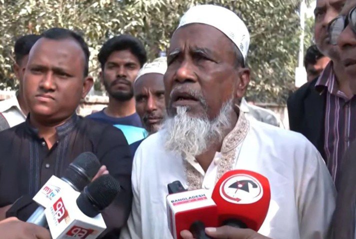 তারেক রহমানকে প্রধানমন্ত্রী হিসেবে দেখতে চান আবু সাঈদের বাবা বিএনপির চেয়ারম্যান তারেক রহমানকে বাংলাদেশের প্রধানমন্ত্রী হিসেবে দেখতে চান ২০২৪ সালের জুলাই গণঅভ্যুত্থানের প্রথম শহীদ আবু সাঈদের বাবা মকবুল হোসেন। শুক্রবার বিকালে সাংবাদিকদের বিভিন্ন প্রশ্নের জবাবে তিনি এ কথা জানান। মকবুল হোসেন বলেন, আশা করি তারেক রহমানের নেতৃত্বে দেশে ন্যায়বিচার প্রতিষ্ঠিত হবে এবং শহীদদের আত্মত্যাগের ফলস্বরূপ একটি উন্নত, বৈষম্যমুক্ত বাংলাদেশ গড়ে উঠবে। তারেক রহমান প্রধানমন্ত্রী হলে জুলাই আন্দোলনের শহীদদের স্বপ্ন পূরণ হবে। এদিন জুলাই গণঅভ্যুত্থানে শহীদ আবু সাঈদের কবরও জিয়ারত করেন বিএনপির চেয়ারম্যান তারেক রহমান। তিনি রংপুরের পীরগঞ্জ উপজেলার বাবনপুরে উপস্থিত হয়ে শহীদ আবু সাঈদের কবর জিয়ারত করেন এবং পরে শহীদ পরিবারের সদস্যদের সঙ্গে সাক্ষাৎ করে খোঁজখবর নেন।