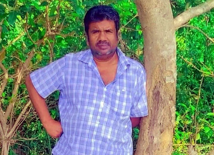 যশোরে মাথায় গুলি করে বিএনপি নেতাকে হত্যা যশোর শহরের শংকরপুর এলাকায় বিএনপির এক নেতাকে গুলি করে হত্যা করা হয়েছে। শনিবার সন্ধ্যা সাতটার দিকে এই হত্যাকাণ্ড ঘটে। নিহত আলমগীর হোসেন (৫৫) ছিলেন যশোর পৌরসভার ৭ নম্বর ওয়ার্ড বিএনপির যুগ্ম সাধারণ সম্পাদক এবং নগর বিএনপির সাবেক সদস্য। তিনি শংকরপুর এলাকার বাসিন্দা। পুলিশ ও পরিবার সূত্রে জানা গেছে, শনিবার সন্ধ্যার পর আলমগীর একটি মোটরসাইকেলে বটতলা থেকে বাড়ির দিকে ফিরছিলেন। হুদা মেমোরিয়াল একাডেমির সামনে পৌঁছালে দুর্বৃত্তরা তার মাথা লক্ষ্য করে গুলি চালায় এবং পালিয়ে যায়। স্থানীয়রা তাকে হাসপাতালে নিয়ে গেলে চিকিৎসক তাকে মৃত ঘোষণা করেন। যশোর জেনারেল হাসপাতালের জরুরি বিভাগের চিকিৎসক বিচিত্র মল্লিক জানান, নিহতের মাথার দুই পাশে দুটি গুলির চিহ্ন রয়েছে। হাসপাতালে আনার আগেই তার মৃত্যু হয়। যশোরের অতিরিক্ত পুলিশ সুপার (অপরাধ) অবুল বাশার জানান, হত্যাকারী বা হত্যার কারণ এখনও জানা যায়নি। সিসিটিভি ফুটেজ সংগ্রহ করে তদন্ত চলছে। নিহত ব্যক্তির রাজনৈতিক ও ব্যবসায়িক শত্রুদের খোঁজও নেওয়া হচ্ছে। লাশ মর্গে রাখা হয়েছে; ময়নাতদন্তের পর পরিবারের কাছে হস্তান্তর করা হবে। ঘটনার পর বিএনপির খুলনা বিভাগীয় ভারপ্রাপ্ত সাংগঠনিক সম্পাদক ও যশোর-৩ আসনের প্রার্থী অনিন্দ্য ইসলাম (অমিত) হাসপাতালে এসে নিহতের পরিবারের সঙ্গে কথা বলেন এবং সমবেদনা জানান। অনিন্দ্য ইসলাম সাংবাদিকদের বলেন, “ফ্যাসিস্ট সরকারের শাসনামলেও পরিকল্পিতভাবে বিএনপি নেতা–কর্মীদের হত্যা করা হয়। বর্তমান সরকারের আমলেও একই রকম ঘটনা ঘটছে, যা নিন্দনীয় ও গণতন্ত্রবিরোধী।” স্থানীয়রা জানান, আলমগীর হোসেন ব্যক্তিজীবনে সজ্জন ও শান্তিপ্রিয় ছিলেন। তিনি জমি কেনাবেচার ব্যবসা করতেন এবং দিনের অধিকাংশ সময় ব্যবসায় ব্যস্ত থাকতেন; রাজনীতিতে তিনি সময় দিতেন। নিহতের ভাই জাহাঙ্গীর হোসেন বলেন, “আমার ভাইয়ের তেমন কোনো শত্রু ছিল না। তিনি এলাকায় সজ্জন ব্যক্তি হিসেবে পরিচিত। কে তাকে গুলি করে হত্যা করেছে, আমরা বুঝতে পারছি না। গুলিবিদ্ধ হওয়ার খবর পেয়ে হাসপাতালে গিয়ে দেখি, তাঁর লাশ পড়ে রয়েছে।”