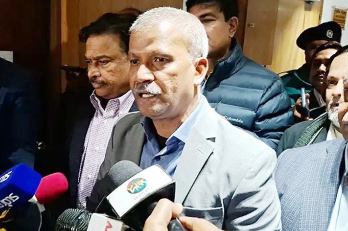 ভারতে বিশ্বকাপ খেলতে না যাওয়ার সিদ্ধান্তে অনড় বাংলাদেশ: আসিফ নজরুল বর্তমান পরিস্থিতিতে ভারতে অনুষ্ঠিতব্য টি-টোয়েন্টি বিশ্বকাপে অংশ না নেওয়ার সিদ্ধান্তে বাংলাদেশ অনড় রয়েছে বলে জানিয়েছেন যুব ও ক্রীড়া এবং আইন, বিচার ও সংসদ বিষয়ক উপদেষ্টা আসিফ নজরুল। তিনি আশা প্রকাশ করেন, বাংলাদেশের এই অবস্থান আইসিসিকে যথাযথভাবে বোঝাতে সরকার ও ক্রিকেট বোর্ড সক্ষম হবে। বুধবার সচিবালয়ে আইন মন্ত্রণালয়ের সভাকক্ষে অনুষ্ঠিত এক বৈঠক শেষে সাংবাদিকদের এসব কথা জানান উপদেষ্টা। বৈঠকে বিসিবি সভাপতি আমিনুল ইসলাম বুলবুলসহ বোর্ডের পরিচালকরা এবং যুব ও ক্রীড়া মন্ত্রণালয়ের ঊর্ধ্বতন কর্মকর্তারা উপস্থিত ছিলেন। আসিফ নজরুল বলেন, “আমাদের ক্রিকেটারদের নিরাপত্তা, বাংলাদেশের সামগ্রিক নিরাপত্তা এবং দেশের মর্যাদার প্রশ্নে আমরা কোনো ধরনের আপস করব না। আমরা ক্রিকেট খেলতে চাই, বিশ্বকাপ খেলতে চাই। তবে ভারতের পরিবর্তে আরেকটি আয়োজক দেশ শ্রীলঙ্কায় খেলতে আগ্রহী।” তিনি আরও বলেন, “এই অবস্থানে আমরা দৃঢ়ভাবে অনড়। কেন আমরা এই সিদ্ধান্ত নিয়েছি, তা আইসিসিকে যুক্তিসংগতভাবে ব্যাখ্যা করতে পারব বলে আশা করি। আইসিসি যদি আমাদের যুক্তিগুলো সহানুভূতির সঙ্গে ও নিরপেক্ষভাবে বিবেচনা করে, তাহলে কষ্টার্জিত টি-টোয়েন্টি বিশ্বকাপে বাংলাদেশের অংশগ্রহণ নিশ্চিত করবে।” উল্লেখ্য, আইপিএল দল কলকাতা নাইট রাইডার্স থেকে বাংলাদেশের পেসার মোস্তাফিজুর রহমানের নাম বাদ দেওয়ার ঘটনার পরই ভারতের ভেন্যুতে টি-টোয়েন্টি বিশ্বকাপ আয়োজন নিয়ে উদ্বেগ প্রকাশ করে বাংলাদেশ। এ প্রেক্ষিতে বিশ্বকাপের ভেন্যু পরিবর্তনের অনুরোধ জানিয়ে আইসিসির কাছে আনুষ্ঠানিকভাবে চিঠি পাঠানো হয়।