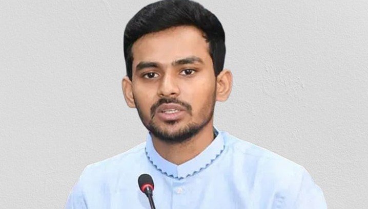 মনোনয়নপত্র বাছাইয়ে প্রশাসনের পক্ষপাতিত্বের অভিযোগ এনসিপির জাতীয় নাগরিক পার্টি (এনসিপি) অভিযোগ করেছে, মনোনয়নপত্র বাছাইয়ের ক্ষেত্রে প্রশাসনের পক্ষপাতিত্ব দেখা যাচ্ছে। দলের মুখপাত্র আসিফ মাহমুদ সজীব ভুঁইয়া বলেছেন, আগামী ১২ ফেব্রুয়ারির নির্বাচন সুষ্ঠু ও নিরপেক্ষ হবে কি না, তা নিয়ে মানুষের মধ্যে শঙ্কা তৈরি হয়েছে। তিনি উল্লেখ করেছেন, বিগত তিনটি নির্বাচনের মতো প্রশাসনের একতরফা আচরণ ও রাতের ভোটের মতো প্রথা আবারও পুনরাবৃত্তি হতে পারে। আজ মঙ্গলবার রাজধানীর আগারগাঁওয়ে নির্বাচন ভবনে প্রধান নির্বাচন কমিশনার (সিইসি) এ এম এম নাসির উদ্দীনের সঙ্গে বৈঠক শেষে আসিফ মাহমুদ সাংবাদিকদের এ অভিযোগ জানিয়েছেন। তিনি জানান, রিটার্নিং কর্মকর্তার সিদ্ধান্তের বিরুদ্ধে আপিলের ক্ষেত্রে যেন কোনো পক্ষপাতমূলক আচরণ না হয়, সে বিষয়ে সিইসিকে সতর্ক করেছেন। বিভিন্ন আসনে মনোনয়নপত্র বাছাইয়ে বিধিভঙ্গের নমুনা এনসিপি সিইসির কাছে তুলে ধরেছে। এছাড়া জাতীয় পার্টি ও ফ্যাসিবাদের সহযোগীদের নির্বাচনে অংশগ্রহণ রোধ এবং চিহ্নিত সন্ত্রাসীদের দ্রুত গ্রেপ্তারেরও দাবি জানিয়েছেন তারা। আসিফ মাহমুদ বলেন, “প্রশাসন, সরকার বা রাজনৈতিক দল যদি পুরোনো সমঝোতার মাধ্যমে গণতান্ত্রিক রূপান্তরের সম্ভাবনা নষ্ট করতে চায়, আমরা নির্বাচনের দিন পর্যন্ত বসে থাকব না। প্রয়োজনে রাজপথেও নামব। এই ধরনের ধৃষ্টতা আমরা মেনে নেব না।” তিনি আরও অভিযোগ করেন, বিভিন্ন সরকারি কর্মকর্তা এবং গোয়েন্দা সংস্থার প্রধানরা একটি নির্দিষ্ট দলের অফিসের দিকে নিয়মিত যাচ্ছেন, যা গণতন্ত্রের জন্য হুমকিস্বরূপ। তিনি সরকারের ও ইসির প্রতি আহ্বান জানিয়েছেন, যারা এ ধরনের কর্মকাণ্ডে জড়িত তাদের বিরুদ্ধে দ্রুত ব্যবস্থা নেয়ার জন্য। নির্বাচন নিয়ে জনগণের উদ্বেগ প্রসঙ্গে আসিফ বলেন, “রাস্তায় মানুষ এখনও প্রশ্ন করছে, নির্বাচন হবে কি না। এটা সরকারের ও ইসির ব্যর্থতা যে মানুষকে আশ্বস্ত করতে পারেনি। এ শঙ্কা থাকলে ভোটারদের আগ্রহ কমে যায়।” নির্বাচনকালীন আইনশৃঙ্খলা পরিস্থিতি সম্পর্কে তিনি মন্তব্য করেছেন, “এ অবস্থার খুবই হতাশাজনক। তফসিলের পরদিন একজন চিহ্নিত আসামির হাতে ওসমান হাদি শহীদ হয়েছেন। এখনো দৃশ্যমান আইনশৃঙ্খলা রক্ষাকারী বাহিনীর উপস্থিতি পর্যাপ্ত নয়, যা ভোটপ্রক্রিয়ার জন্য উদ্বেগের কারণ।”