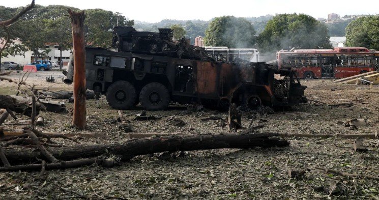 **ভেনেজুয়েলায় মার্কিন অভিযানে অন্তত ৪০ নিহত** ভেনেজুয়েলার প্রেসিডেন্ট নিকোলাস মাদুরোকে আটক করার লক্ষ্যে যুক্তরাষ্ট্রের চালানো নজিরবিহীন সামরিক অভিযানে অন্তত ৪০ জন নিহত হয়েছেন। নিহতদের মধ্যে বেসামরিক নাগরিক ও দেশটির সেনাসদস্য উভয়ই রয়েছেন বলে জানিয়েছে *নিউইয়র্ক টাইমস*। নাম প্রকাশে অনিচ্ছুক ভেনেজুয়েলার এক জ্যেষ্ঠ কর্মকর্তা জানান, মার্কিন হামলায় ব্যাপক প্রাণহানি ঘটেছে। তবে নিহতদের প্রকৃত সংখ্যা এখনও নিশ্চিত করা সম্ভব হয়নি। প্রতিবেদনে বলা হয়, ভেনেজুয়েলার ভূখণ্ডে সেনা নামানোর আগে যুক্তরাষ্ট্র দেশটির আকাশ প্রতিরক্ষা ব্যবস্থা অকার্যকর করতে বড় পরিসরের বিমান অভিযান চালায়। মার্কিন কর্মকর্তাদের উদ্ধৃত করে জানানো হয়েছে, এ অভিযানে ১৫০টিরও বেশি যুদ্ধবিমান মোতায়েন করা হয়, যাতে সামরিক হেলিকপ্টারের মাধ্যমে নিরাপদে সেনা নামানো যায়। পরে ওই সেনারা মাদুরোর অবস্থানে অভিযান পরিচালনা করে। হামলা সংক্রান্ত বিস্তারিত জানতে চাইলে হোয়াইট হাউস কিংবা পেন্টাগনের পক্ষ থেকে তাৎক্ষণিক কোনো মন্তব্য পাওয়া যায়নি। শনিবার ভোরে মার্কিন বাহিনী প্রেসিডেন্ট মাদুরো ও তাঁর স্ত্রী সিলিয়া ফ্লোরেসকে আটক করে ভেনেজুয়েলার বাইরে নিয়ে যায়। এ অভিযানকে যুক্তরাষ্ট্রের প্রেসিডেন্ট ডোনাল্ড ট্রাম্প ‘শক্তিশালী ও চমকপ্রদ প্রদর্শন’ বলে আখ্যায়িত করেন। ট্রাম্প বলেন, নিরাপদ ও সুশৃঙ্খল রাজনৈতিক রূপান্তর নিশ্চিত না হওয়া পর্যন্ত যুক্তরাষ্ট্র ভেনেজুয়েলার প্রশাসনিক দায়িত্ব তদারকি করবে। এদিকে নিউইয়র্কের সাউদার্ন ডিস্ট্রিক্টের ফেডারেল কৌঁসুলিরা মাদুরো ও ফ্লোরেসের বিরুদ্ধে কোকেন পাচারসহ একাধিক অভিযোগে আনুষ্ঠানিক অভিযোগপত্র প্রকাশ করেছেন।
