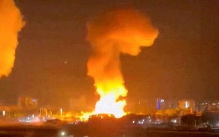 **ভেনেজুয়েলাকে নিশানা ট্রাম্পের, এরপর কারা হতে পারে লক্ষ্যবস্তু?** গ্রিনল্যান্ডকে যুক্তরাষ্ট্রের সঙ্গে একীভূত করা এবং পানামা ক্যানেলে মার্কিন নিয়ন্ত্রণ পুনঃপ্রতিষ্ঠার প্রতিশ্রুতি দিয়ে প্রেসিডেন্টের দায়িত্ব নেন ডোনাল্ড ট্রাম্প। সেই ধারাবাহিকতায় এবার তাঁর সরাসরি নিশানায় ভেনেজুয়েলা। দেশটির প্রেসিডেন্ট নিকোলা মাদুরোকে উৎখাতের নির্দেশ দেওয়ার পর আন্তর্জাতিক অঙ্গনে প্রশ্ন উঠেছে—এরপর কোন দেশগুলো হতে পারে ট্রাম্পের পরবর্তী লক্ষ্য? ‘একেবারে বুদ্ধিমানের কাজ’—এই শব্দগুলো ট্রাম্প উচ্চারণ করেছিলেন ২২ ফেব্রুয়ারি ২০২২-এ। সে সময় রাশিয়ার প্রেসিডেন্ট ভ্লাদিমির পুতিন পূর্ব ইউক্রেনের কিছু অংশকে স্বাধীন ঘোষণা করে সেখানে তথাকথিত ‘শান্তিরক্ষী’ বাহিনী পাঠান। পুতিনের ওই পদক্ষেপে ট্রাম্প প্রকাশ্যেই মুগ্ধতা দেখান। এমনকি তিনি বলেন, যুক্তরাষ্ট্রও চাইলে নিজেদের দক্ষিণ সীমান্তে একই কৌশল প্রয়োগ করতে পারে। তখন ট্রাম্প বুঝতে পারেননি, তিনি একটি পূর্ণমাত্রার যুদ্ধের সূচনালগ্ন নিয়ে কথা বলছেন—যে যুদ্ধ প্রায় চার বছর ধরে চলছে এবং এতে এখন পর্যন্ত ১৫ লাখের বেশি মানুষ হতাহত হয়েছে। একইভাবে, ভেনেজুয়েলাকে ঘিরে নেওয়া তাঁর বর্তমান সিদ্ধান্তের পরিণতিও তিনি পুরোপুরি উপলব্ধি করছেন কি না, তা নিয়ে সন্দেহ রয়েছে। দক্ষিণ আমেরিকার এই দেশটি ইউক্রেন নয়, এমনকি আফগানিস্তান, ইরাক বা লিবিয়ার সঙ্গেও পুরোপুরি তুলনীয় নয়। কিন্তু নিকোলা মাদুরোকে ধরতে সামরিক অভিযানের নির্দেশ দিয়ে ট্রাম্প প্রায় ২ কোটি ৮০ লাখ মানুষের একটি দেশকে গভীর অনিশ্চয়তার দিকে ঠেলে দিয়েছেন। একই সঙ্গে তিনি যুক্তরাষ্ট্রের কয়েক দশকের পররাষ্ট্রনীতির সবচেয়ে কঠিন বাস্তব শিক্ষাটিকেও উপেক্ষা করেছেন—‘রেজিম চেঞ্জ’ বা শাসনব্যবস্থা পরিবর্তনের যুদ্ধ শুরু করা তুলনামূলক সহজ, কিন্তু তা সফলভাবে শেষ করা অত্যন্ত কঠিন। এখন পর্যন্ত ট্রাম্প মূলত প্রথম ধাপেই রয়েছেন। ভেনেজুয়েলার শাসনব্যবস্থা এখনো পুরোপুরি ভেঙে পড়েনি; বরং শীর্ষ নেতৃত্বকে সরিয়ে দিয়ে কাঠামোর ওপর আঘাত করা হয়েছে মাত্র। তবু যুদ্ধ ঘোষণার ভাষণে ট্রাম্পকে দেখা গেছে এক বিজয়ীর ভঙ্গিতে। তিনি যুক্তরাষ্ট্রের ‘প্রচণ্ড সামরিক শক্তি’ নিয়ে দীর্ঘ সময় ধরে বড়াই করেন—যেন ইতিহাসে এমন কোনো সামরিক অভিযান নেই, যা পরবর্তী সময়ে বড় ধরনের কৌশলগত বিপর্যয়ে রূপ নেয়নি। এ ক্ষেত্রে বাগদাদে চালানো চোখধাঁধানো অভিযানের উদাহরণ অনেকের মনেই ফিরে আসে। ট্রাম্পের বক্তব্যে মনে হয়েছে, কঠিন অধ্যায় বুঝি শেষ। এখন নাকি শুরু হবে শান্তি, সমৃদ্ধি ও স্বাধীনতার যুগ। তিনি ঘোষণা দেন, ‘আমরা দেশটি চালাতে যাচ্ছি।’ এ লক্ষ্যে ভেনেজুয়েলায় স্থলবাহিনী পাঠানো এবং বিপুল পরিমাণ তেল উত্তোলনের আগ্রহও প্রকাশ করেন। মাদুরো-পরবর্তী ভেনেজুয়েলার জন্য ট্রাম্পের ‘প্ল্যান এ’ ছিল ভাইস প্রেসিডেন্ট দেলসি রদ্রিগেজকে ক্ষমতায় রাখা—কারণ, তাঁর ধারণা ছিল, রদ্রিগেজ যুক্তরাষ্ট্রের স্বার্থ অনুযায়ী কাজ করবেন। কিন্তু সেই ঘোষণার মাত্র দুই ঘণ্টার মধ্যেই রদ্রিগেজ স্পষ্ট করে বলেন, নিকোলা মাদুরোই ভেনেজুয়েলার বৈধ প্রেসিডেন্ট। একই সঙ্গে তিনি যুক্তরাষ্ট্রকে একটি অবৈধ ও সাম্রাজ্যবাদী দখলদার শক্তি হিসেবে আখ্যা দেন, যারা দেশটি লুণ্ঠন করতে চায়। এই অবস্থায় ভেনেজুয়েলার পর ট্রাম্পের পরবর্তী লক্ষ্য কোথায়—তা নিয়ে আন্তর্জাতিক রাজনীতিতে উদ্বেগ ও জল্পনা ক্রমেই বাড়ছে।