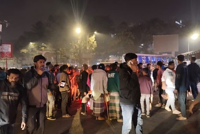 রাজধানীর তেজতুরি বাজারে স্বেচ্ছাসেবক দলের সাবেক নেতাকে গুলি করে হত্যা রাজধানীর তেজগাঁওয়ের তেজতুরি বাজার এলাকায় স্বেচ্ছাসেবক দলের এক সাবেক নেতাকে গুলি করে হত্যা করেছে দুর্বৃত্তরা। বুধবার (৭ জানুয়ারি) রাত সোয়া ৮টার দিকে স্টার কাবাবের পেছনের গলিতে এ হত্যাকাণ্ড ঘটে। নিহত ব্যক্তির নাম আজিজুর রহমান ওরফে মুছাব্বির। তিনি স্বেচ্ছাসেবক দলের ঢাকা মহানগর উত্তর শাখার সাবেক সাধারণ সম্পাদক ছিলেন। হামলার সময় তার সঙ্গে থাকা আবু সুফিয়ান নামের আরেক ব্যক্তি গুলিবিদ্ধ হন। আহত সুফিয়ান কারওয়ান বাজার ভ্যান মালিক সমিতির সাধারণ সম্পাদক এবং বর্তমানে ঢাকা মেডিকেল কলেজ হাসপাতালে চিকিৎসাধীন আছেন। পুলিশ জানিয়েছে, ঘটনার সময় দুজনকে লক্ষ্য করে এলোপাতাড়ি গুলি চালায় সন্ত্রাসীরা। আজিজুর রহমানের পেটে গুলি লাগে। পরে স্থানীয়রা তাকে উদ্ধার করে পান্থপথের একটি বেসরকারি হাসপাতালে নিয়ে গেলে কর্তব্যরত চিকিৎসক মৃত ঘোষণা করেন। তেজগাঁও অঞ্চলের অতিরিক্ত উপকমিশনার ফজলুল করিম সংবাদমাধ্যমকে ঘটনার সত্যতা নিশ্চিত করেছেন। তিনি বলেন, হামলাকারীদের শনাক্ত ও গ্রেপ্তারে পুলিশ কাজ করছে এবং ঘটনাস্থলের আশপাশের সিসিটিভি ফুটেজ সংগ্রহ করা হচ্ছে। এ হত্যাকাণ্ডের প্রতিবাদে তাৎক্ষণিকভাবে কারওয়ান বাজারের সার্ক ফোয়ারা মোড় অবরোধ করে বিক্ষুব্ধ একদল লোক। এতে ওই এলাকায় যান চলাচল মারাত্মকভাবে ব্যাহত হয়। খবর পেয়ে সেনাবাহিনীর সদস্যরা রাত সাড়ে ১০টার দিকে ঘটনাস্থলে এসে বিক্ষোভকারীদের সরিয়ে দিলে পরিস্থিতি স্বাভাবিক হয় এবং পুনরায় যান চলাচল শুরু হয়। এই হত্যাকাণ্ডের পেছনের কারণ এখনো নিশ্চিত হওয়া যায়নি। তদন্ত শেষে বিস্তারিত জানানো হবে বলে জানিয়েছে আইনশৃঙ্খলা বাহিনী।