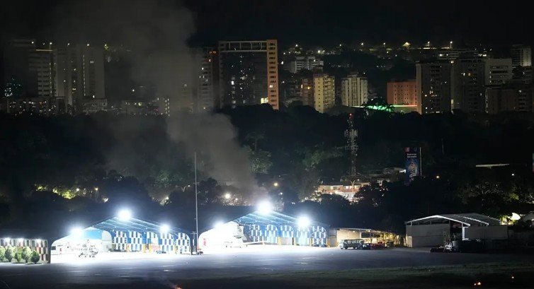 ভেনেজুয়েলার রাজধানীসহ চার অঞ্চলে মার্কিন হামলার অভিযোগ, জরুরি অবস্থা ঘোষণা ভেনেজুয়েলার রাজধানী কারাকাসসহ দেশের চারটি অঞ্চলে যুক্তরাষ্ট্র হামলা চালিয়েছে বলে অভিযোগ করেছে ভেনেজুয়েলা সরকার। এ ঘটনাকে তারা ‘সরাসরি সামরিক আগ্রাসন’ হিসেবে আখ্যা দিয়ে দেশজুড়ে জরুরি অবস্থা ঘোষণা করেছে। শনিবার (৩ জানুয়ারি) আল জাজিরার এক প্রতিবেদনে জানানো হয়, রাজধানী কারাকাসের পাশাপাশি মিরান্দা, আরাগুয়া ও লা গুয়াইরা রাজ্যের বেসামরিক ও সামরিক স্থাপনাগুলো লক্ষ্য করে এসব হামলা চালানো হয়েছে বলে দাবি করেছে ভেনেজুয়েলা। এক বিবৃতিতে দেশটির সরকার জানায়, যুক্তরাষ্ট্র ভেনেজুয়েলার ভূখণ্ড ও জনগণের ওপর হামলা চালিয়েছে। এই হামলার তীব্র নিন্দা জানিয়ে আন্তর্জাতিক সম্প্রদায়ের কাছে প্রতিবাদ জানিয়েছে কারাকাস। স্থানীয় সময় শনিবার রাত আনুমানিক ২টার দিকে রাজধানী কারাকাসে অন্তত সাতটি বিস্ফোরণের শব্দ শোনা যায় বলে বিভিন্ন প্রতিবেদনে উল্লেখ করা হয়েছে। প্রত্যক্ষদর্শীরা জানান, বিস্ফোরণের সময় আকাশে নিচু দিয়ে উড়ে যাওয়া উড়োজাহাজের শব্দও শোনা গেছে। ভেনেজুয়েলার সরকার জানায়, প্রেসিডেন্ট নিকোলাস মাদুরো সংবিধান ও জাতীয় নিরাপত্তা আইনের আওতায় প্রয়োজনীয় সময়ে জাতীয় প্রতিরক্ষা পরিকল্পনা কার্যকর করার নির্দেশ দিয়েছেন। আল জাজিরার প্রতিবেদনে বলা হয়েছে, এ বিষয়ে যুক্তরাষ্ট্রের পক্ষ থেকে তাৎক্ষণিক কোনো প্রতিক্রিয়া পাওয়া যায়নি। তবে যুক্তরাষ্ট্রের সংবাদমাধ্যম সিবিএস নিউজ দাবি করেছে, প্রেসিডেন্ট ডোনাল্ড ট্রাম্পের নির্দেশে ভেনেজুয়েলার ভেতরে একাধিক স্থাপনায় হামলা চালানো হয়েছে। প্রতিবেদনে বলা হয়, লক্ষ্যবস্তুর মধ্যে সামরিক স্থাপনাও অন্তর্ভুক্ত ছিল। যদিও এ বিষয়ে জানতে চাইলে মার্কিন প্রতিরক্ষা দপ্তর পেন্টাগন সব প্রশ্ন হোয়াইট হাউসের কাছে পাঠিয়েছে। পরিস্থিতির অবনতির মধ্যে ভেনেজুয়েলার প্রেসিডেন্ট নিকোলাস মাদুরো দেশজুড়ে জাতীয় জরুরি অবস্থা ঘোষণা করেছেন। সরকার জানিয়েছে, দেশের সার্বভৌমত্ব ও নিরাপত্তা রক্ষায় প্রয়োজনীয় সব ব্যবস্থা নেওয়া হবে।