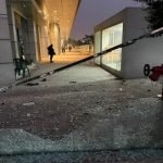 **এনইআইআর চালুর বিরোধিতায় বিটিআরসি ভবনে ভাঙচুর** ন্যাশনাল ইকুইপমেন্ট আইডেনটিটি রেজিস্টার (এনইআইআর) কার্যক্রম চালুর প্রতিবাদে বাংলাদেশ টেলিযোগাযোগ নিয়ন্ত্রণ কমিশন (বিটিআরসি) ভবনে ভাঙচুর চালিয়েছে বিক্ষোভকারীরা। বৃহস্পতিবার (১ জানুয়ারি) বিকেলে রাজধানীর বিটিআরসি ভবনের সামনে অবস্থান নিয়ে মোবাইল ফোন ব্যবসায়ীরা ইটপাটকেল নিক্ষেপ শুরু করেন। বিকেল আনুমানিক ৪টার দিকে এই ভাঙচুরের ঘটনা ঘটে। এ সময় বিটিআরসি ভবনসংলগ্ন মসজিদের একাধিক কাচ ভেঙে যায়। হামলার সময় সেখানে কর্মকর্তা-কর্মচারীরা নামাজ আদায় করছিলেন। তবে তাৎক্ষণিকভাবে কেউ আহত হয়েছেন—এমন খবর পাওয়া যায়নি। হঠাৎ এ ঘটনায় আতঙ্ক ছড়িয়ে পড়ে প্রতিষ্ঠানের কর্মকর্তা-কর্মচারীদের মধ্যে। বিটিআরসির এক কর্মকর্তা কালবেলাকে জানান, হঠাৎ করেই কয়েকশ বিক্ষোভকারী রাস্তা থেকে ভবন লক্ষ্য করে ইটপাটকেল নিক্ষেপ শুরু করে। এতে ভবনের বিভিন্ন অংশের কাচ ভেঙে যায়। ছুটি হওয়ার পরও নিরাপত্তাজনিত কারণে তারা ভবন থেকে বের হতে পারছেন না বলে জানান তিনি। এদিকে বিটিআরসি ইতোমধ্যে এনইআইআর কার্যক্রম চালু করেছে। এই ব্যবস্থার মাধ্যমে দেশের মোবাইল নেটওয়ার্কে নতুন করে যুক্ত হওয়া অবৈধ হ্যান্ডসেট বন্ধ করা হবে। উল্লেখ্য, মোবাইল ফোন ব্যবসায়ীদের দাবির পরিপ্রেক্ষিতে অবিক্রিত ও স্টকে থাকা মুঠোফোনের তথ্য জমা দেওয়ার সময়সীমা বাড়িয়ে ৩১ ডিসেম্বর পর্যন্ত নির্ধারণ করা হয়েছিল। বুধবার (৩১ ডিসেম্বর) সেই সময়সীমা শেষ হয়।