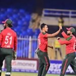 **টি–টোয়েন্টি বিশ্বকাপে ফেরার সম্ভাবনায় বাংলাদেশ** আসন্ন টি–টোয়েন্টি বিশ্বকাপ ঘিরে তৈরি হওয়া অনিশ্চয়তায় নতুন মোড় দেখা দিয়েছে। নিরাপত্তা উদ্বেগের কারণে ভারতে গিয়ে বিশ্বকাপ খেলতে অনিচ্ছা জানানোয় গত শনিবার বাংলাদেশকে টুর্নামেন্ট থেকে বাদ দেওয়া হয়। তাদের জায়গায় বিশ্বকাপে সুযোগ পায় স্কটল্যান্ড। তবে পরিস্থিতি আবার বদলাতে পারে। ভারতীয় সংবাদমাধ্যম *হিন্দুস্তান টাইমস*-এর এক প্রতিবেদনে বলা হয়েছে, পাকিস্তান যদি বিশ্বকাপ বর্জনের সিদ্ধান্ত নেয়, তাহলে বাংলাদেশের সামনে ফের বিশ্বকাপে খেলার সুযোগ আসতে পারে। সে ক্ষেত্রে বাংলাদেশকে ‘এ’ গ্রুপে পাকিস্তানের স্থলাভিষিক্ত করা হবে। প্রতিবেদনে এক আইসিসি কর্মকর্তার উদ্ধৃতি দিয়ে বলা হয়, পাকিস্তান সরে দাঁড়ালে বিসিবির দাবির ভিত্তিতে বাংলাদেশ তাদের সব ম্যাচ শ্রীলঙ্কায় খেলতে পারে। এতে লজিস্টিক ব্যবস্থাপনা তুলনামূলক সহজ হবে। এখন পাকিস্তান বিশ্বকাপে অংশ নেবে কি না—সে সিদ্ধান্তের দিকেই তাকিয়ে আছে বাংলাদেশের সম্ভাবনা। এই খবর প্রকাশের পর বিশ্বকাপে অংশগ্রহণ নিয়ে নিজেদের অবস্থান আরও সতর্কভাবে পর্যালোচনা করছে বিসিবি। এদিকে পাকিস্তান যদি সত্যিই বিশ্বকাপ বয়কট করে, তাহলে কঠোর শাস্তির মুখে পড়তে পারে তারা। আইসিসির পক্ষ থেকে জানানো হয়েছে, এমন সিদ্ধান্ত নিলে শুধু বিশ্বকাপ নয়, এশিয়া কাপ থেকেও বাদ পড়ার ঝুঁকি রয়েছে পাকিস্তানের।