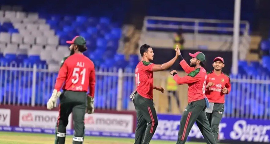 **টি–টোয়েন্টি বিশ্বকাপে ফেরার সম্ভাবনায় বাংলাদেশ** আসন্ন টি–টোয়েন্টি বিশ্বকাপ ঘিরে তৈরি হওয়া অনিশ্চয়তায় নতুন মোড় দেখা দিয়েছে। নিরাপত্তা উদ্বেগের কারণে ভারতে গিয়ে বিশ্বকাপ খেলতে অনিচ্ছা জানানোয় গত শনিবার বাংলাদেশকে টুর্নামেন্ট থেকে বাদ দেওয়া হয়। তাদের জায়গায় বিশ্বকাপে সুযোগ পায় স্কটল্যান্ড। তবে পরিস্থিতি আবার বদলাতে পারে। ভারতীয় সংবাদমাধ্যম *হিন্দুস্তান টাইমস*-এর এক প্রতিবেদনে বলা হয়েছে, পাকিস্তান যদি বিশ্বকাপ বর্জনের সিদ্ধান্ত নেয়, তাহলে বাংলাদেশের সামনে ফের বিশ্বকাপে খেলার সুযোগ আসতে পারে। সে ক্ষেত্রে বাংলাদেশকে ‘এ’ গ্রুপে পাকিস্তানের স্থলাভিষিক্ত করা হবে। প্রতিবেদনে এক আইসিসি কর্মকর্তার উদ্ধৃতি দিয়ে বলা হয়, পাকিস্তান সরে দাঁড়ালে বিসিবির দাবির ভিত্তিতে বাংলাদেশ তাদের সব ম্যাচ শ্রীলঙ্কায় খেলতে পারে। এতে লজিস্টিক ব্যবস্থাপনা তুলনামূলক সহজ হবে। এখন পাকিস্তান বিশ্বকাপে অংশ নেবে কি না—সে সিদ্ধান্তের দিকেই তাকিয়ে আছে বাংলাদেশের সম্ভাবনা। এই খবর প্রকাশের পর বিশ্বকাপে অংশগ্রহণ নিয়ে নিজেদের অবস্থান আরও সতর্কভাবে পর্যালোচনা করছে বিসিবি। এদিকে পাকিস্তান যদি সত্যিই বিশ্বকাপ বয়কট করে, তাহলে কঠোর শাস্তির মুখে পড়তে পারে তারা। আইসিসির পক্ষ থেকে জানানো হয়েছে, এমন সিদ্ধান্ত নিলে শুধু বিশ্বকাপ নয়, এশিয়া কাপ থেকেও বাদ পড়ার ঝুঁকি রয়েছে পাকিস্তানের।